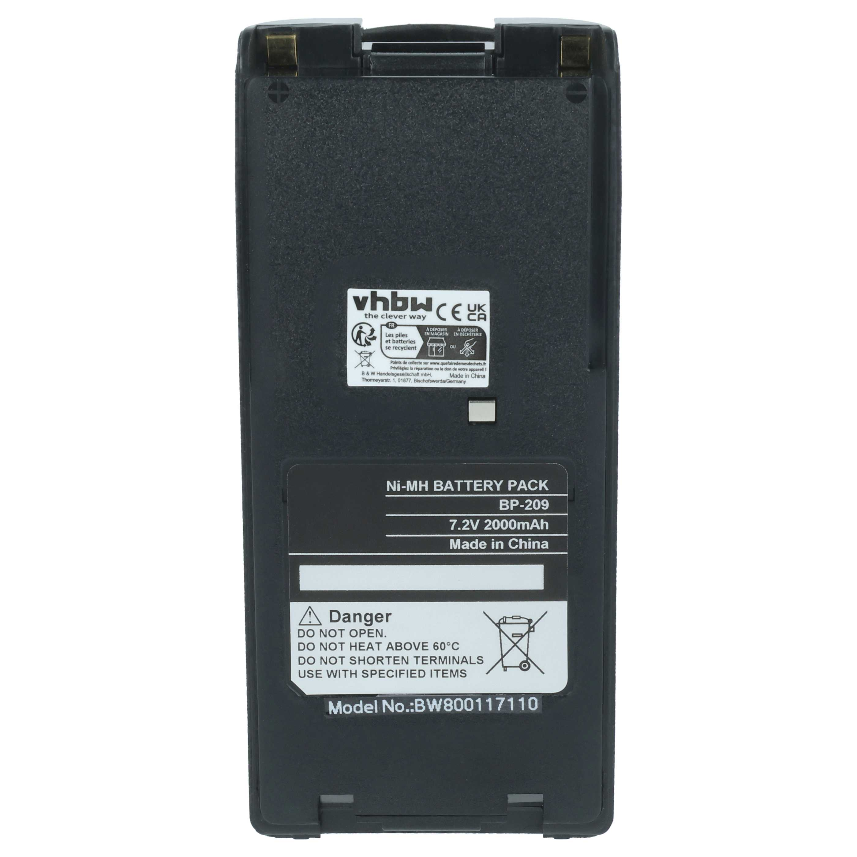 Ein schwarzer Akku mit weißen Etiketten, die Warnhinweise, Spezifikationen und ein Recyclingsymbol zeigen. Die Modellnummer ist BW800117110.