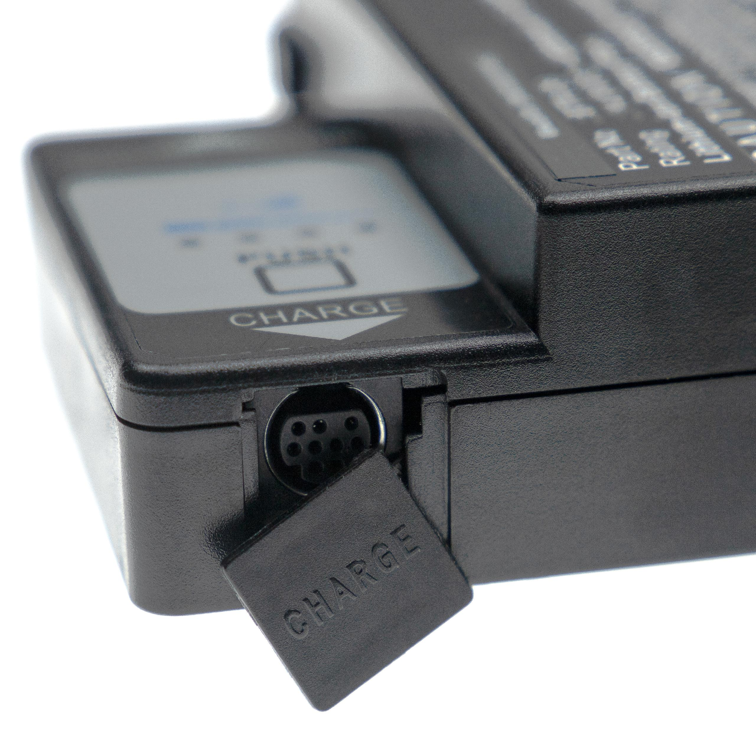 Schwarzes Batterieladegerät mit der Aufschrift 'CHARGE'. Es hat einen Ladeanschluss mit Schutzabdeckung. Weißer Hintergrund.