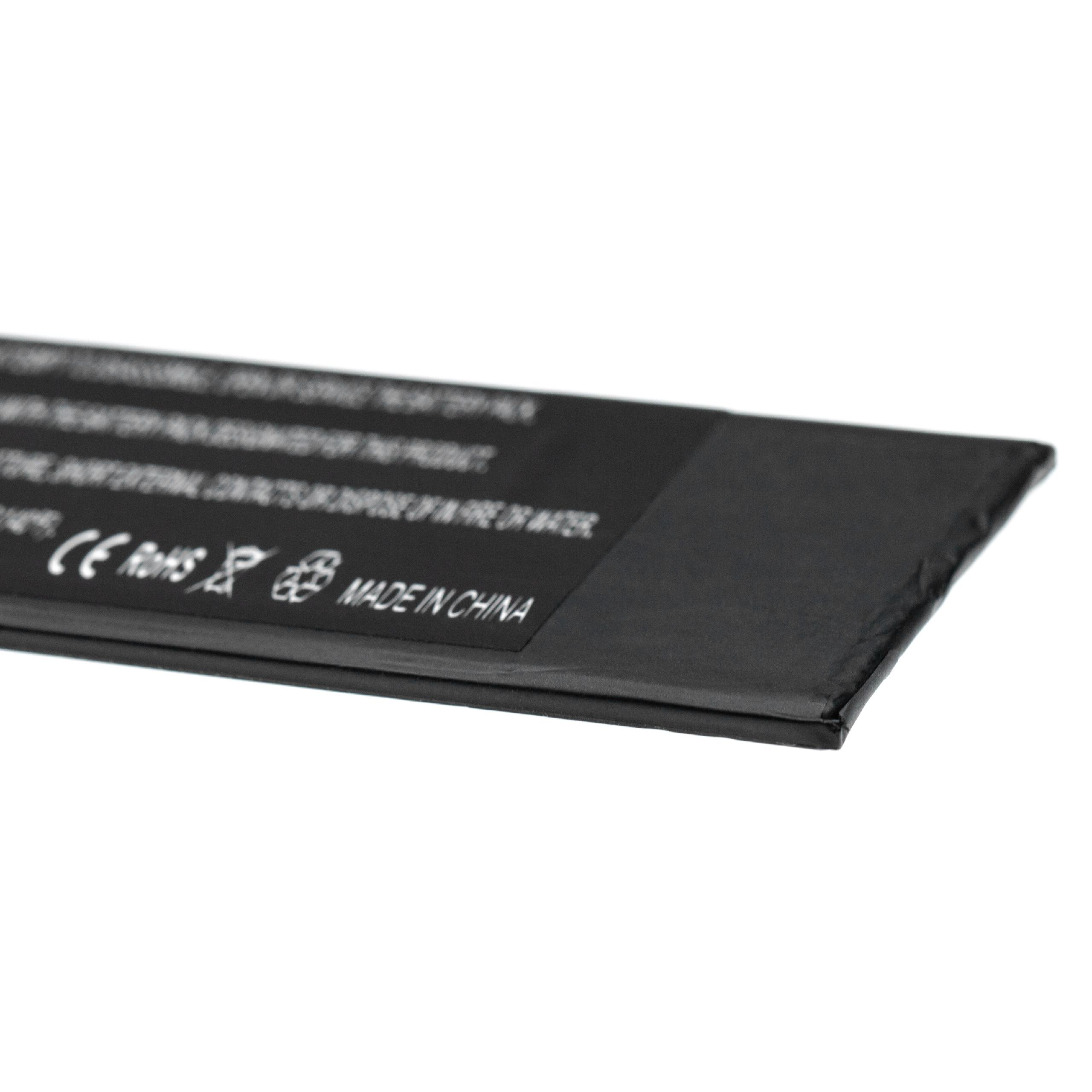 Ein schwarzer rechteckiger Akku vor weißem Hintergrund. Text und Logos sind auf der Oberfläche der Batterie sichtbar.