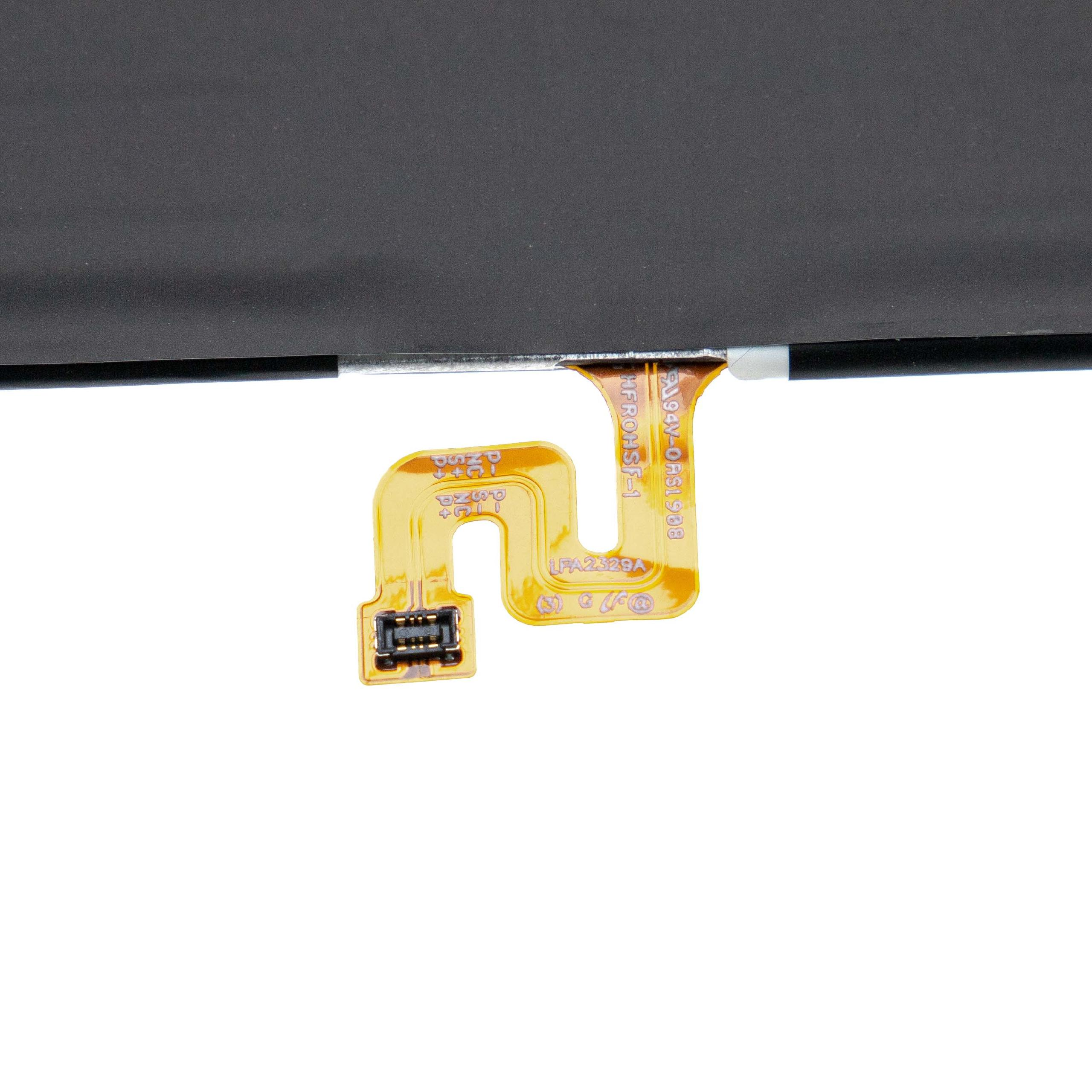 Das Bild zeigt eine Batteriekomponente mit einem gelben Flexkabel. Das Kabel hat Text und einen Anschluss. Der Hintergrund ist weiß.