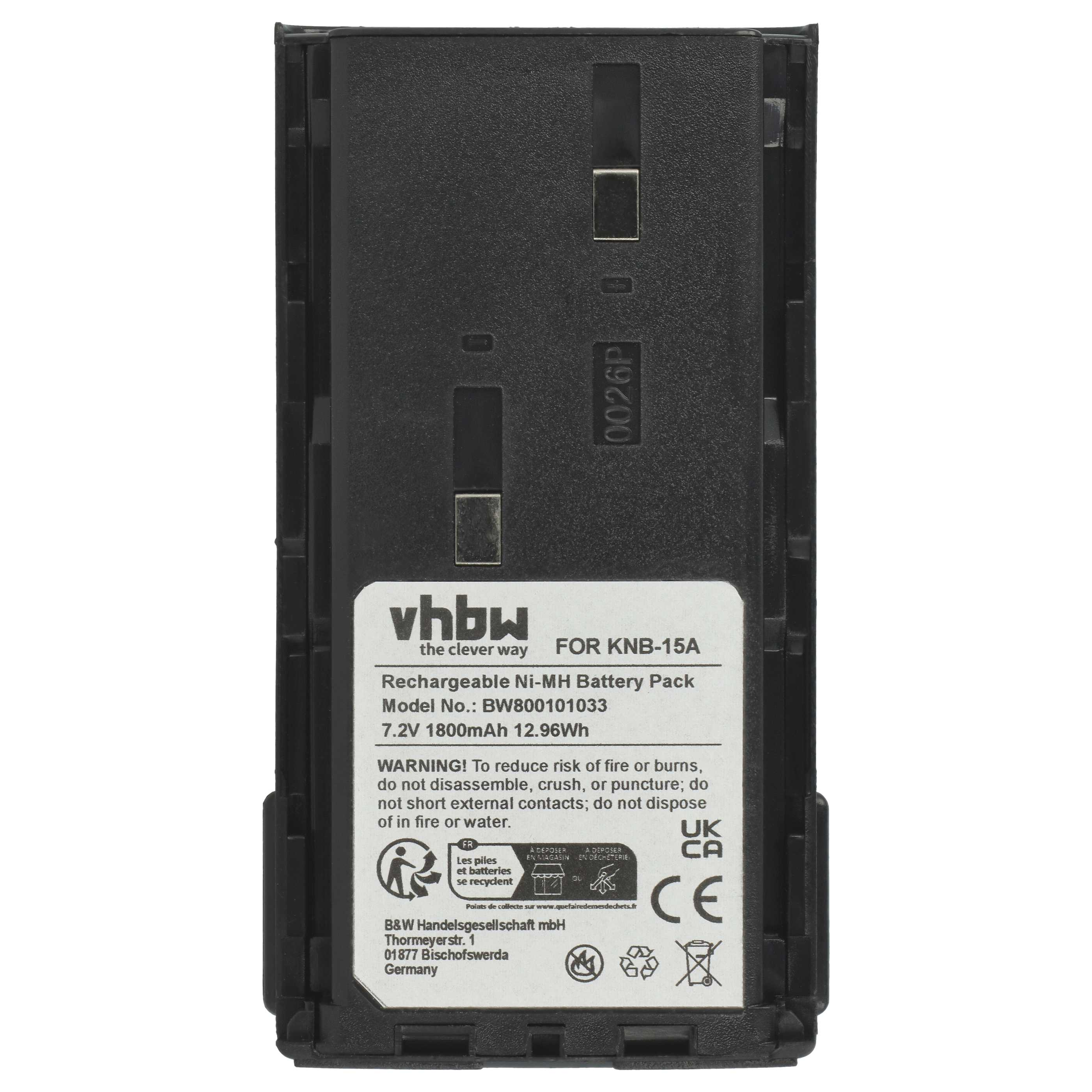 Ein schwarzes Akku-Pack mit weißen Textetiketten, Warnsymbolen und einem CE-Zeichen. Es hat das Modell KNB-15A.