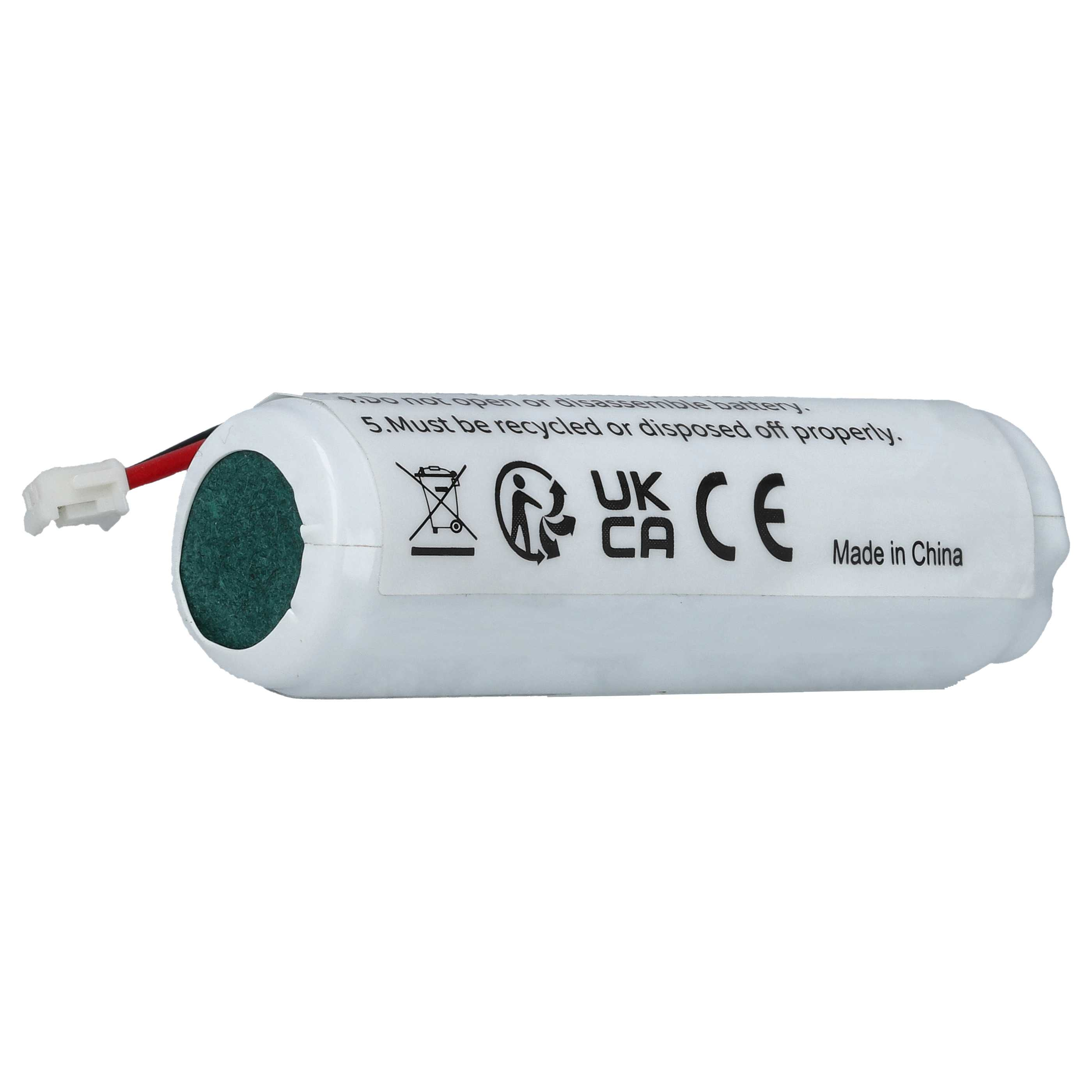 Eine zylindrische Batterie mit weißem Gehäuse. Sie hat ein grünes Ende, Drähte und Text, einschließlich Recyclinganweisungen und CE-Zeichen.