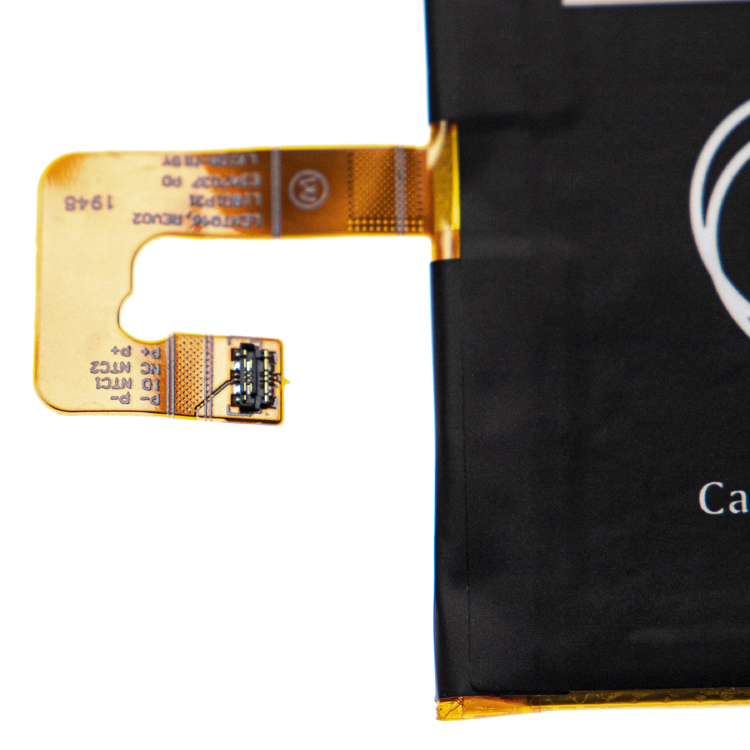 Eine Batteriekomponente mit einem goldfarbenen Flexkabel und schwarzer Oberfläche wird vor weißem Hintergrund gezeigt, Nahaufnahme.