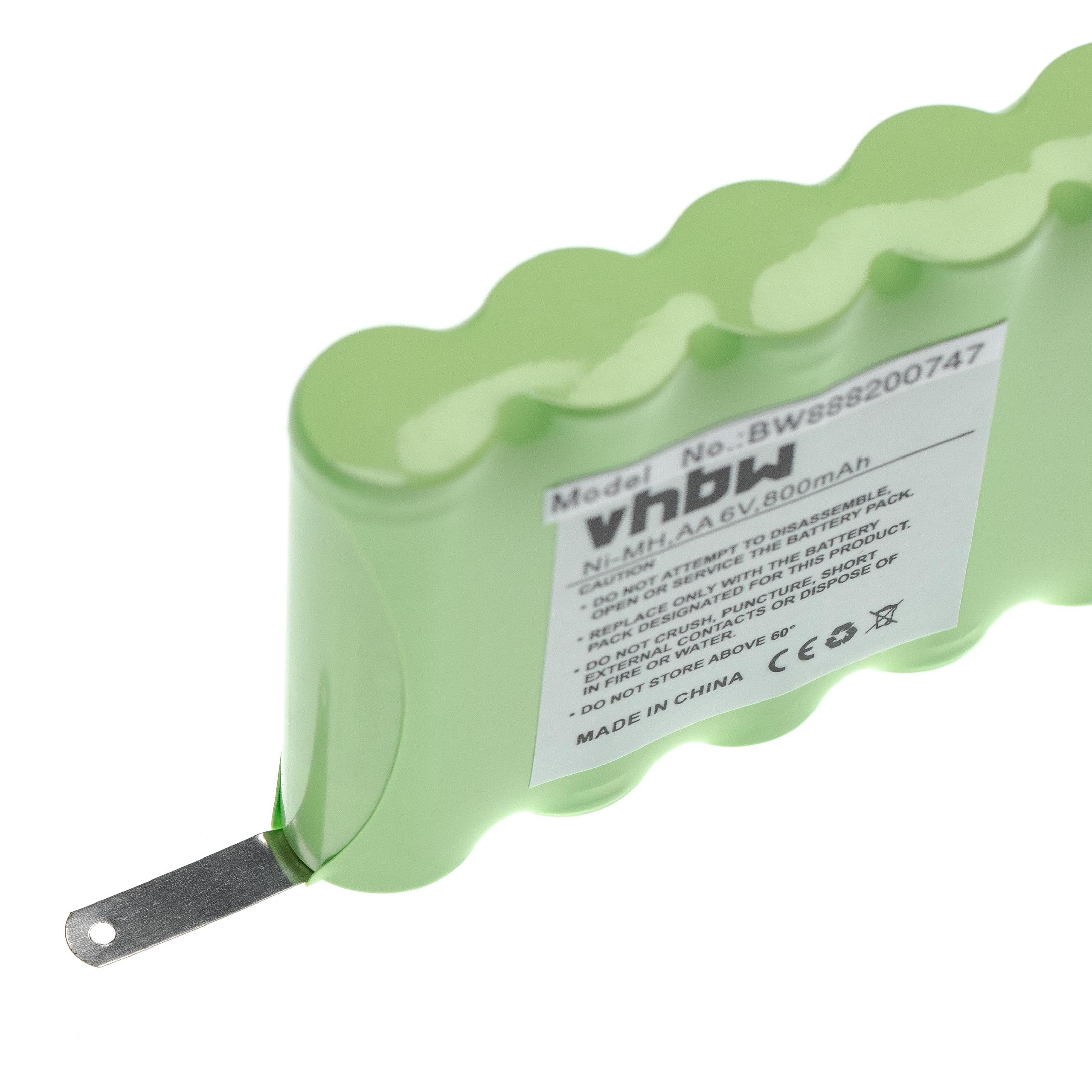Ein grünes Batteriepack mit Etikett. Das Etikett enthält Warnungen und Spezifikationen. Eine Metallzunge ragt heraus.