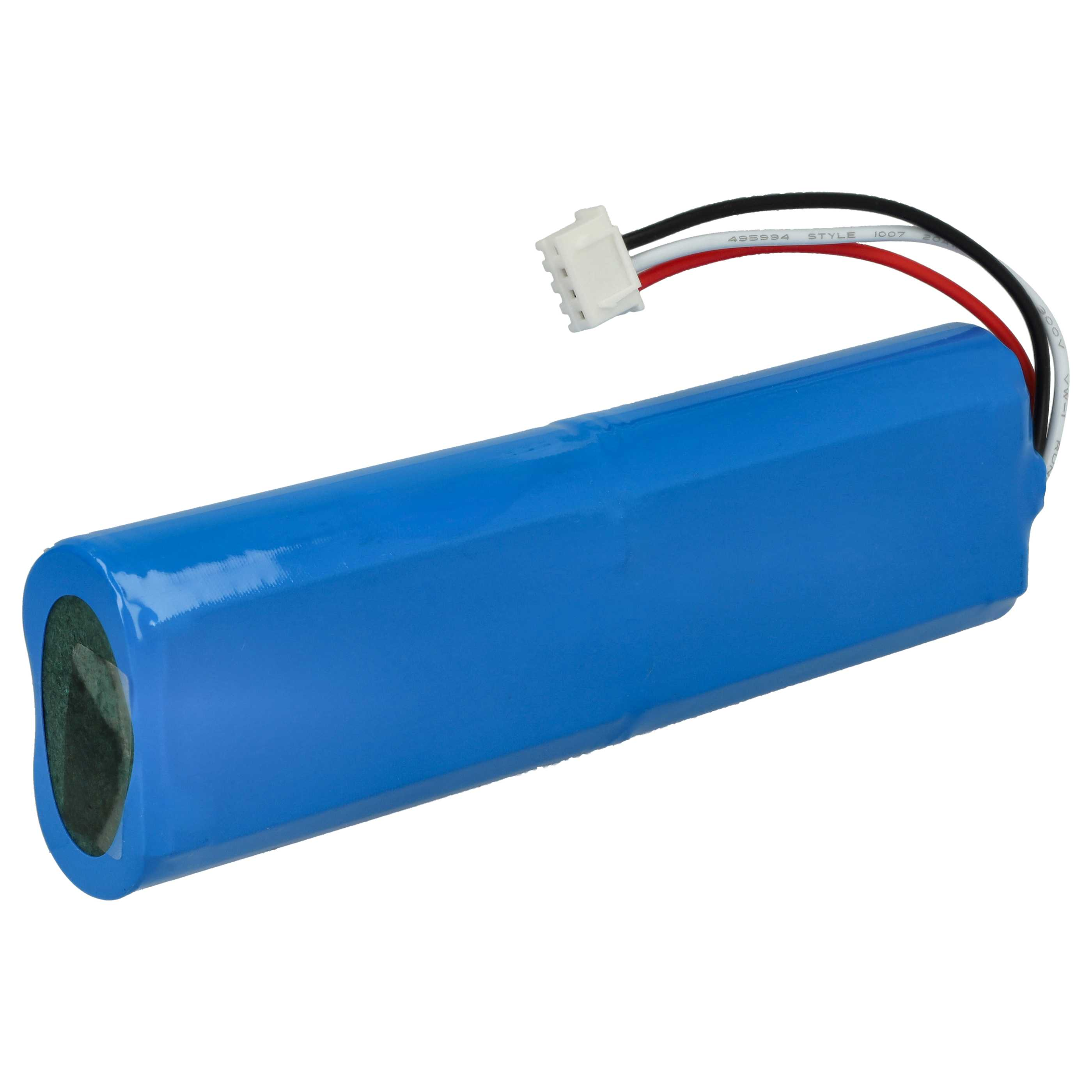 Ein blauer zylindrischer Akku mit Anschlussdrähten und einem weißen Stecker, vor weißem Hintergrund.