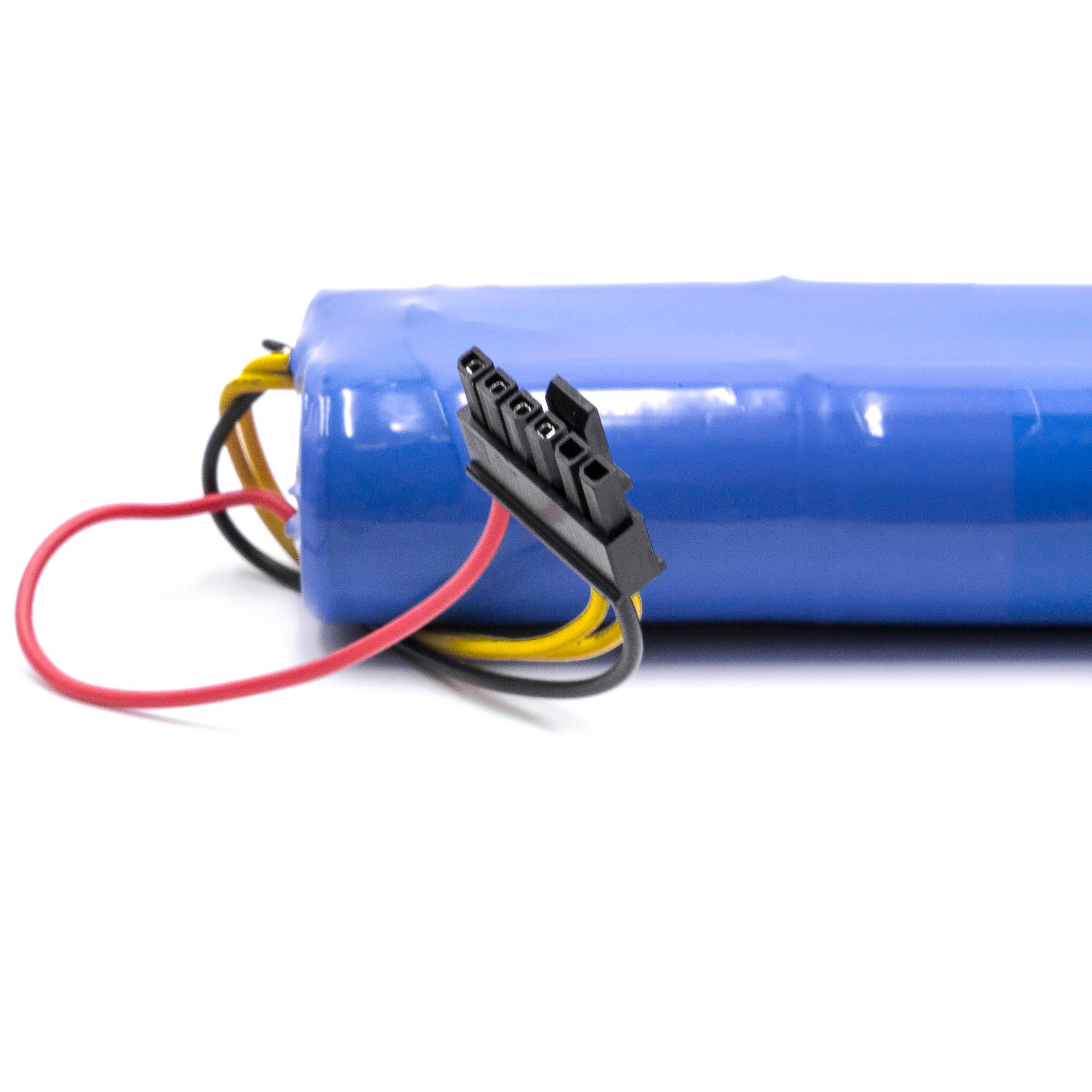 Ein blaues Akkupack mit schwarzem Stecker und farbigen Drähten auf weißem Hintergrund.