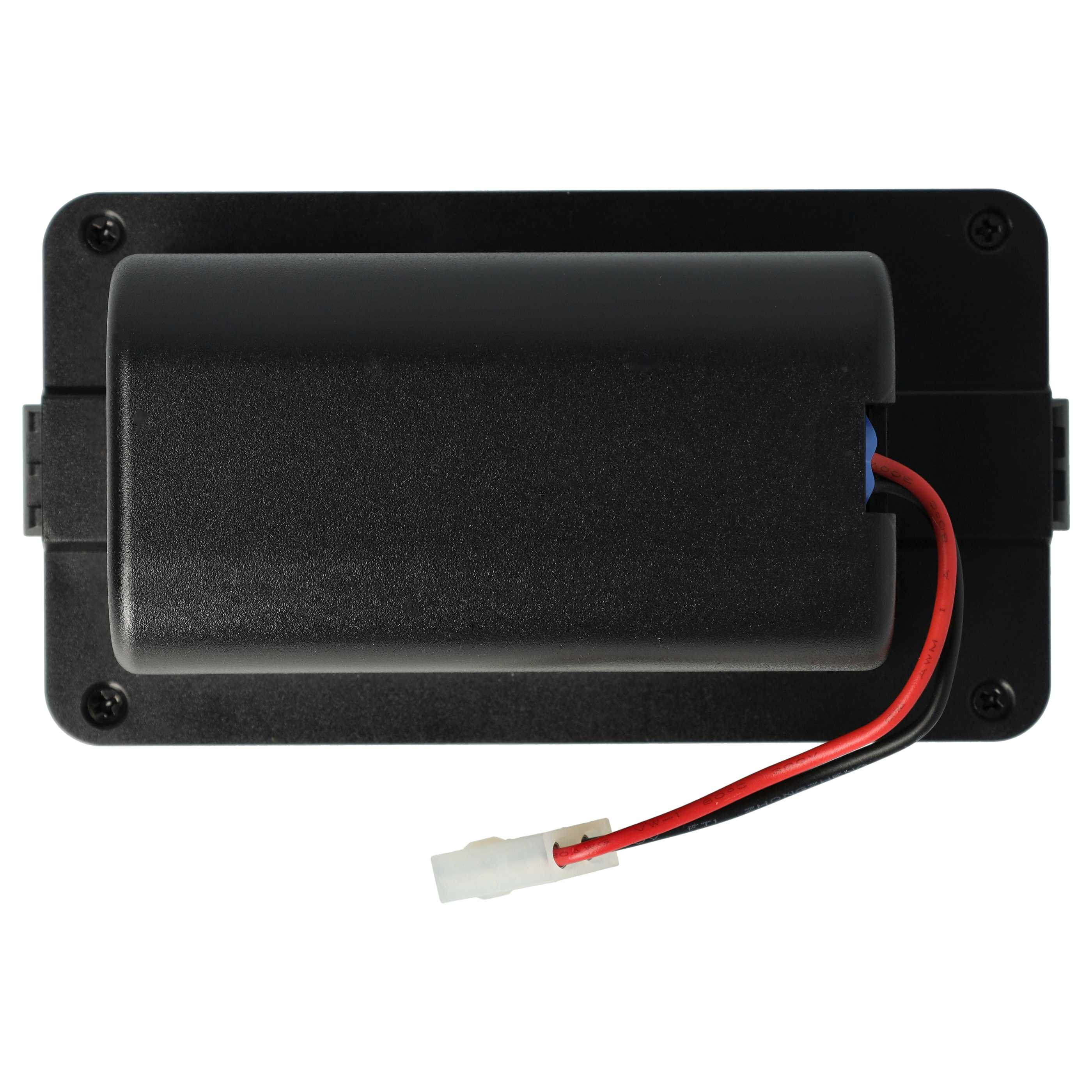 Ein schwarzes rechteckiges Gerät mit einer schwarzen Box oben. Rote und schwarze Drähte gehen heraus. Weißer Stecker. Schrauben an den Ecken.