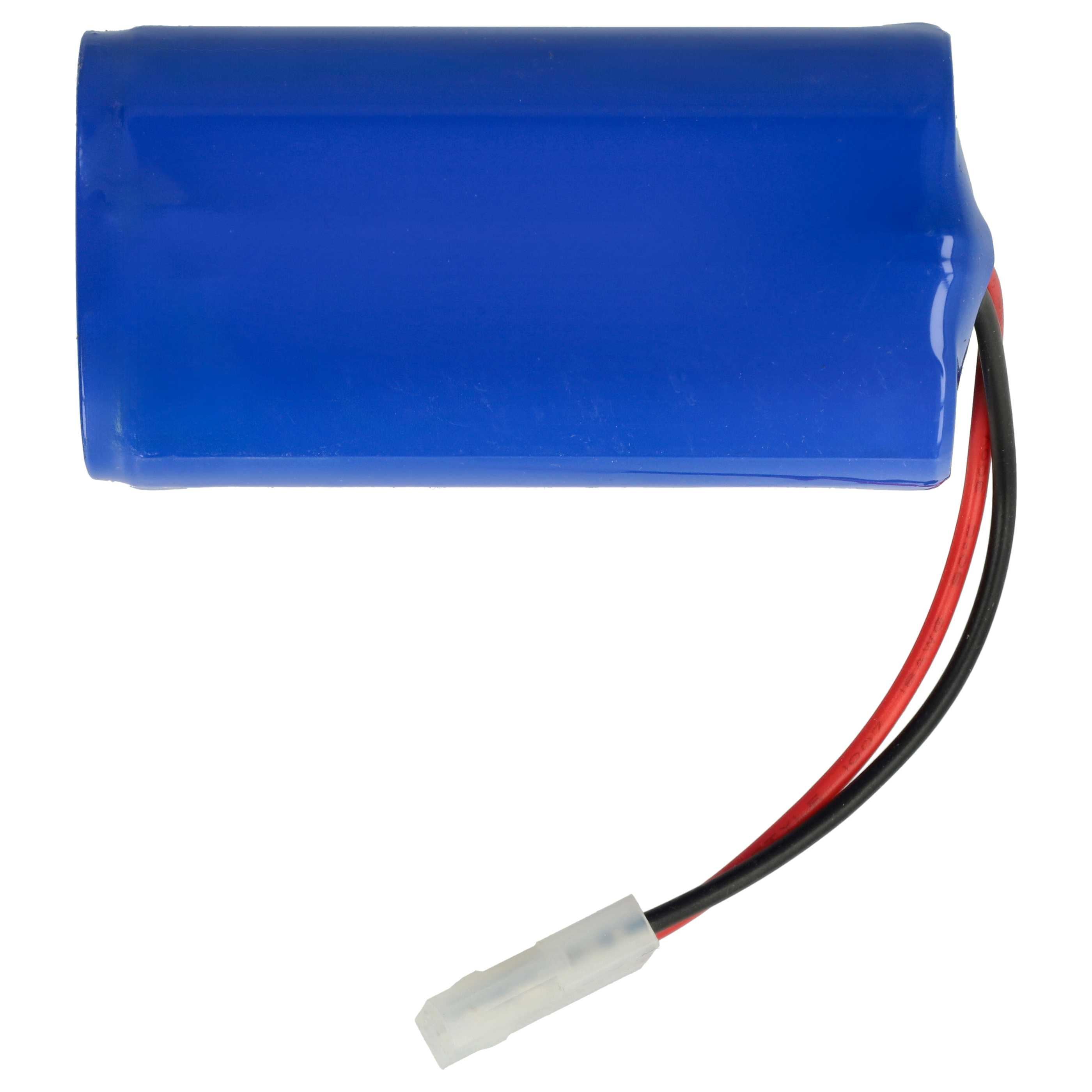 Ein blauer Akku auf weißem Hintergrund. Er hat rote und schwarze Drähte mit einem weißen Stecker.
