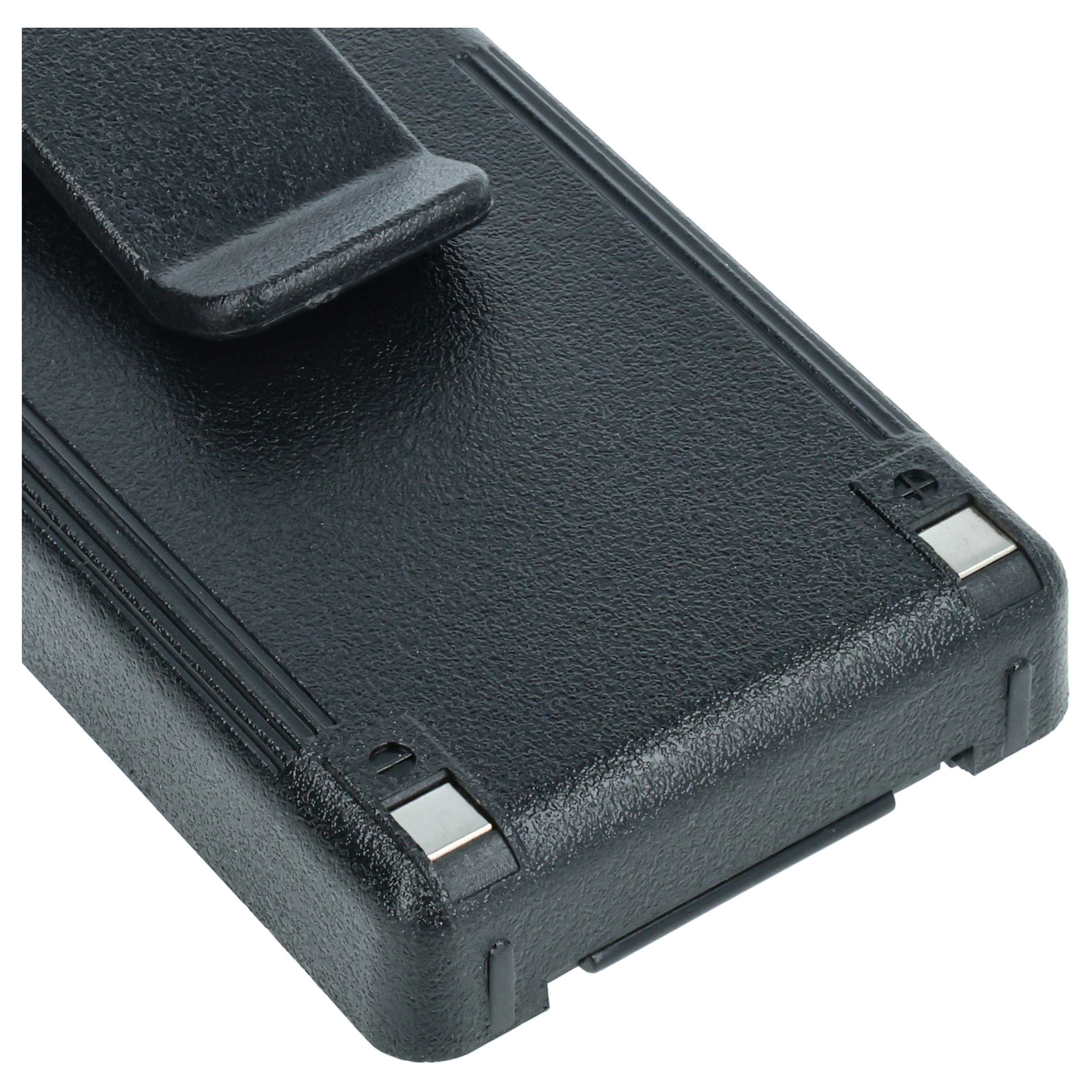 Ein schwarzes, strukturiertes Batteriegehäuse. Es hat oben einen Clip und metallische Kontakte. Der Hintergrund ist weiß.