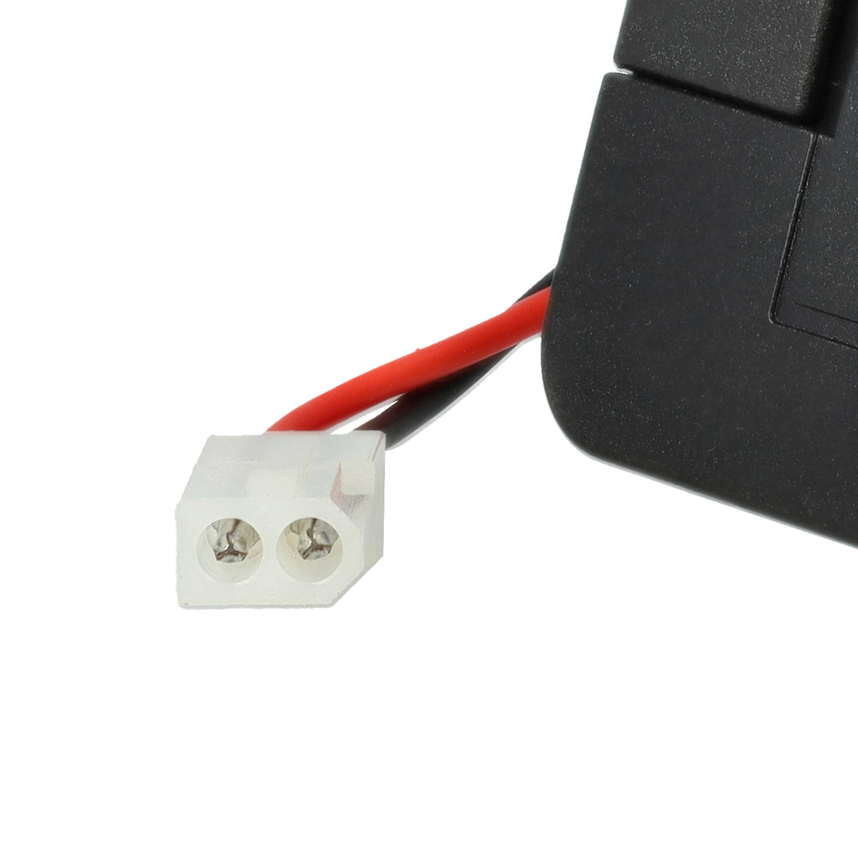 Ein weißer Stecker mit zwei Löchern, rote und schwarze Drähte und ein schwarzes Kunststoffteil auf weißem Hintergrund.