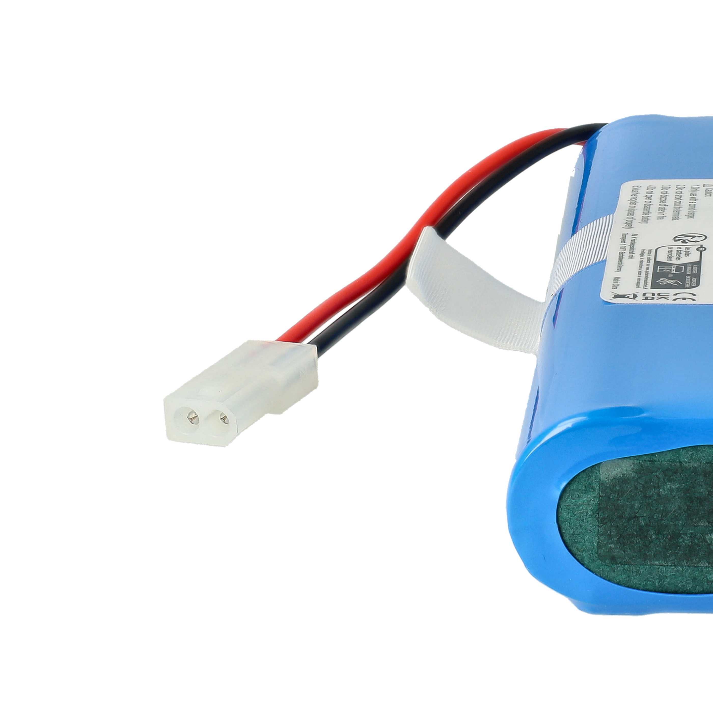Ein blauer Akku mit roten und schwarzen Drähten und einem weißen Stecker. Weißer Hintergrund.