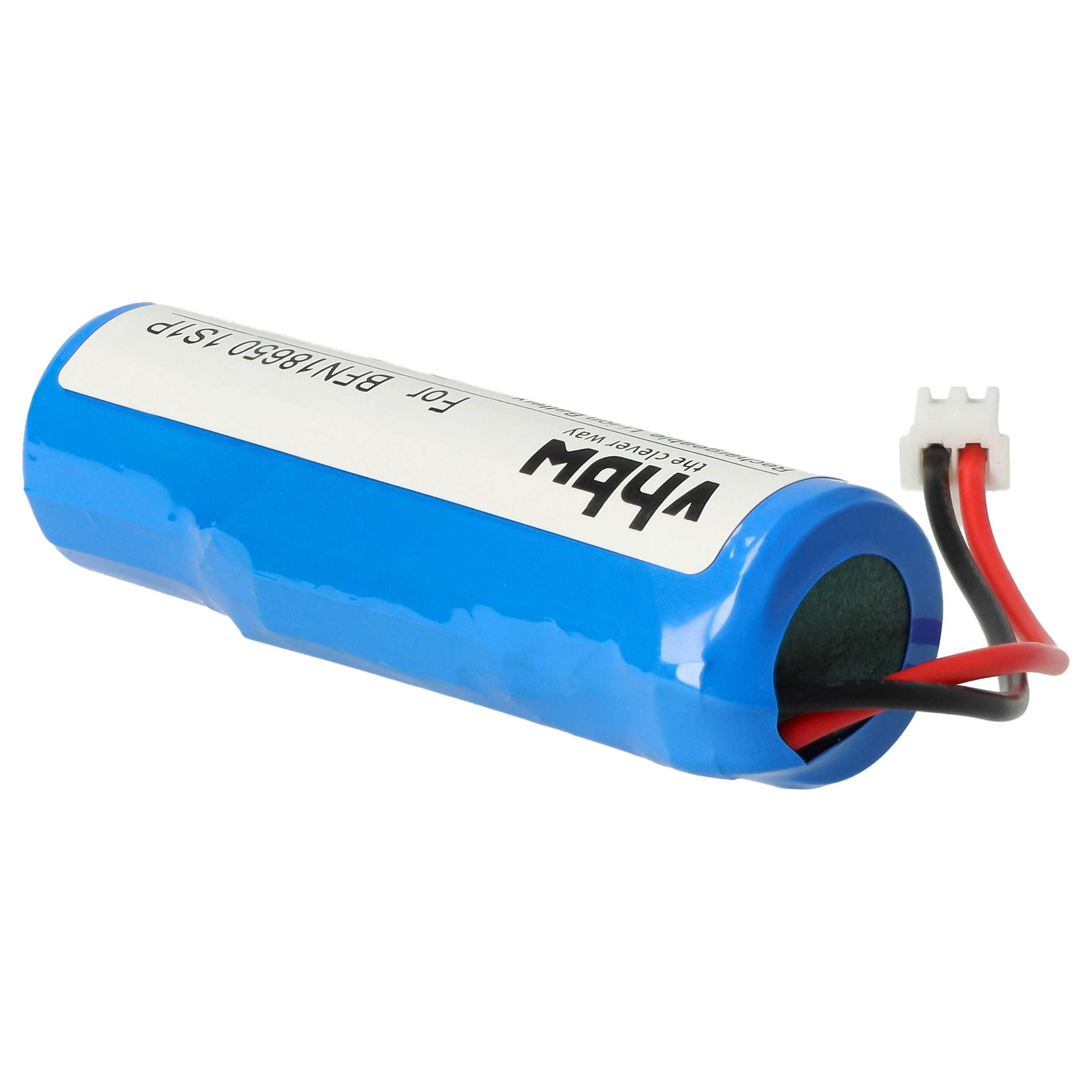 Eine blaue Batterie mit weißem Etikett und Stecker. Schwarze und rote Drähte ragen heraus. Die Batterie befindet sich auf weißem Hintergrund.