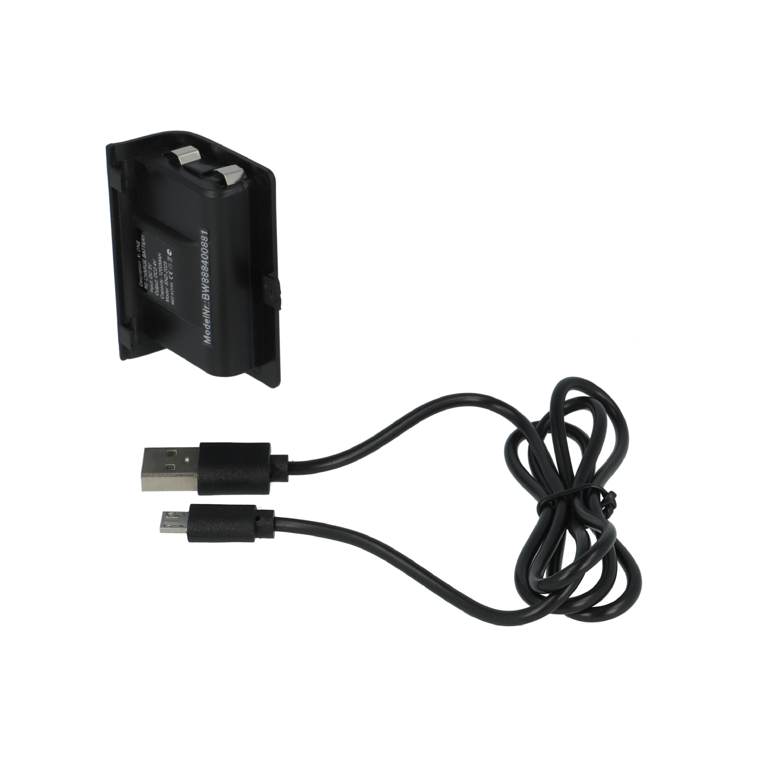Ein schwarzer Xbox One Akku mit USB-Kabel und Micro-USB-Anschluss auf weißem Hintergrund. Der Akku hat Text.