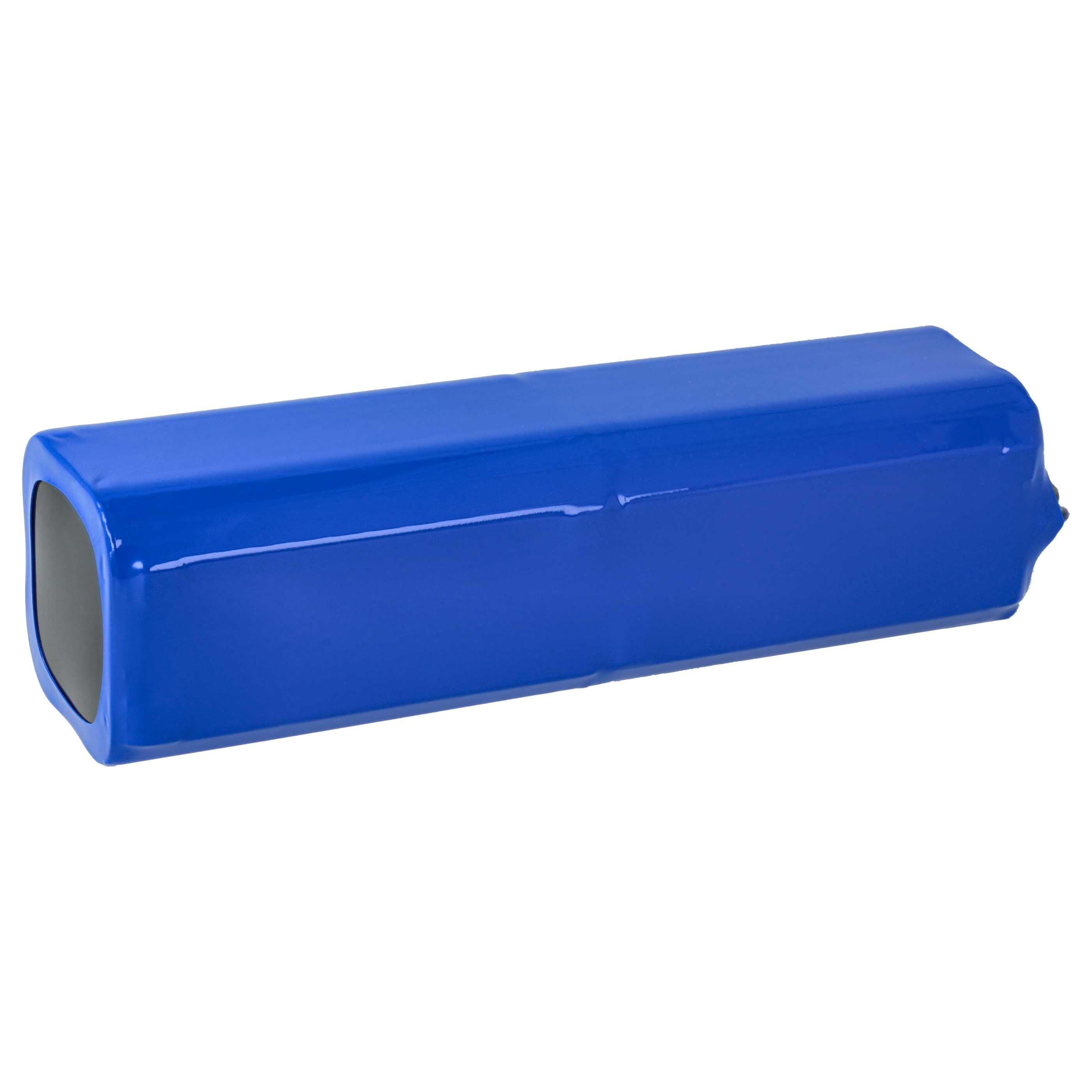 Ein blaues rechteckiges Objekt, möglicherweise eine Batterie, ist vor einem weißen Hintergrund isoliert. Es hat ein schwarzes Ende.