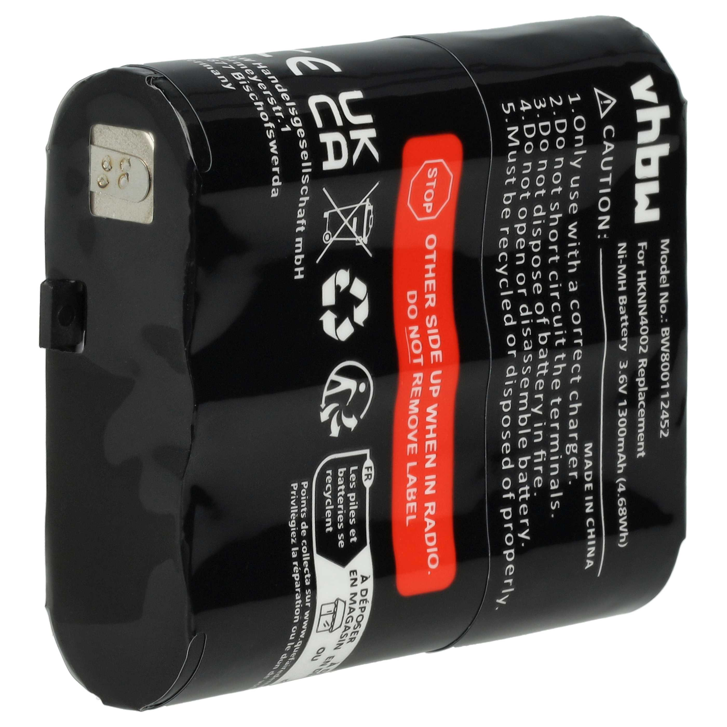 Schwarzer Akku mit weißem Text. Warnungen, Recyclingsymbole und Markenlogo sind sichtbar.