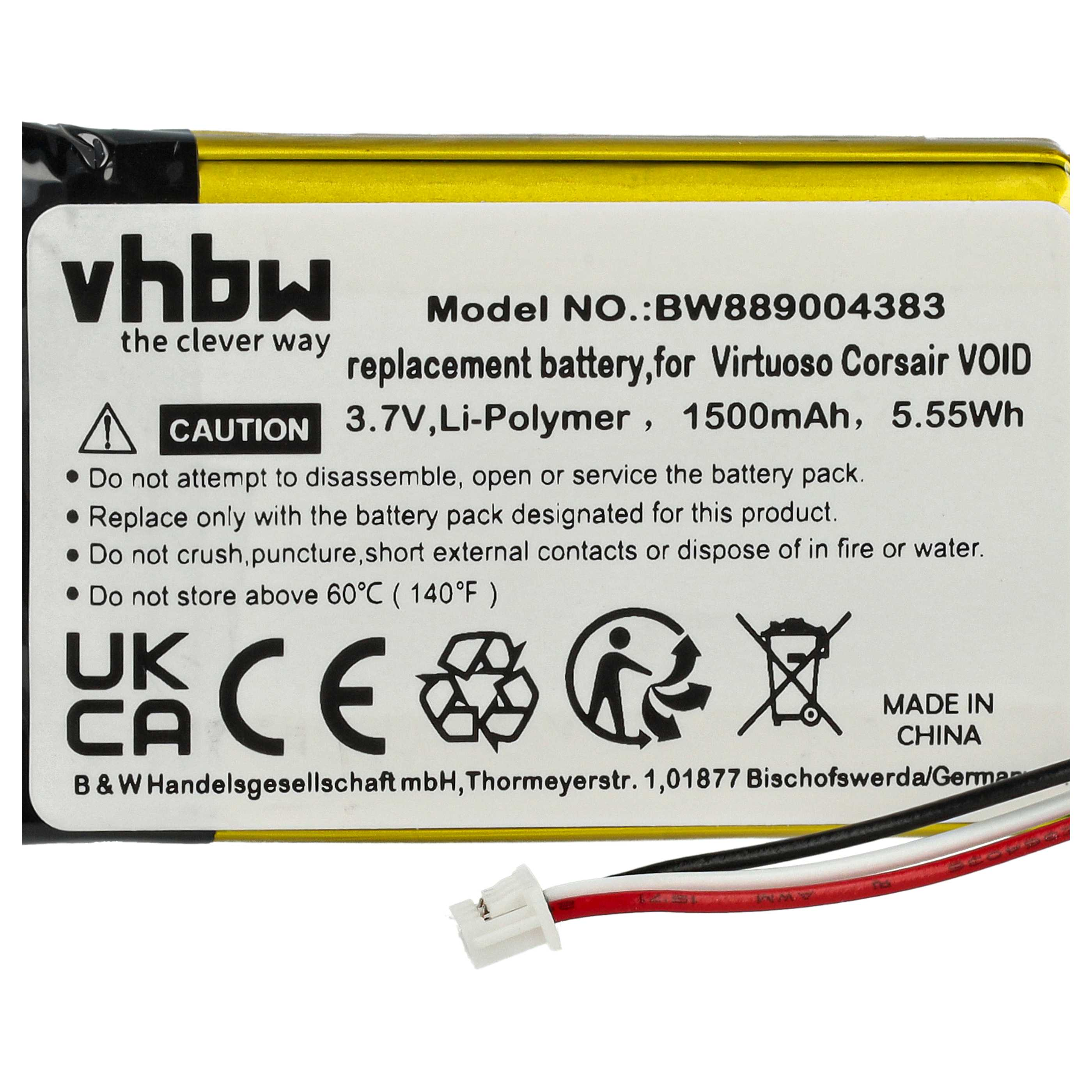 Weißes und gelbes Batterieetikett mit schwarzem Text, einschließlich Warnhinweisen, Modellnummer und Sicherheitssymbolen. Kabel sind angeschlossen.
