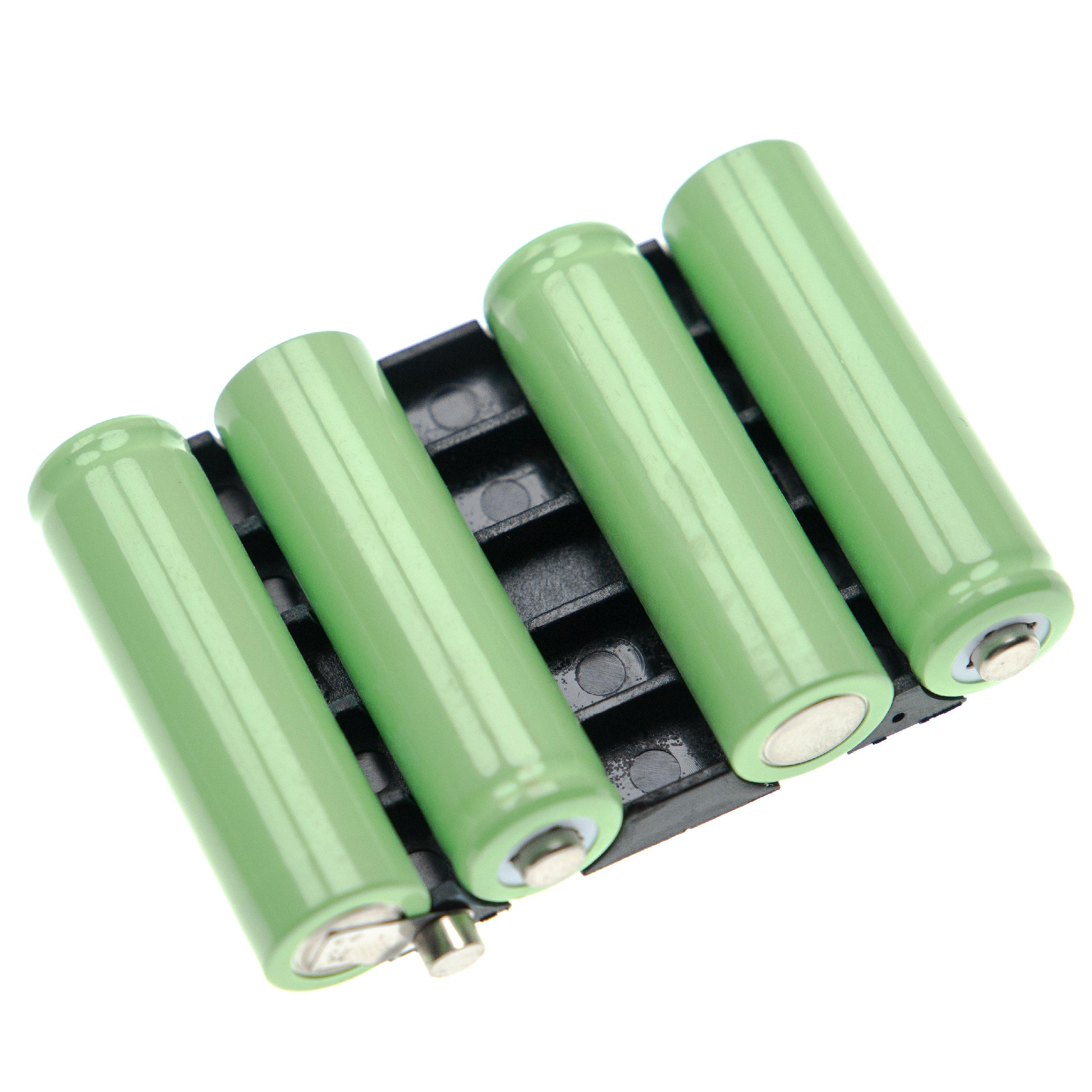 Vier grüne zylindrische Batterien in einem schwarzen Batteriehalter auf weißem Hintergrund. Batterien sind abgewinkelt.
