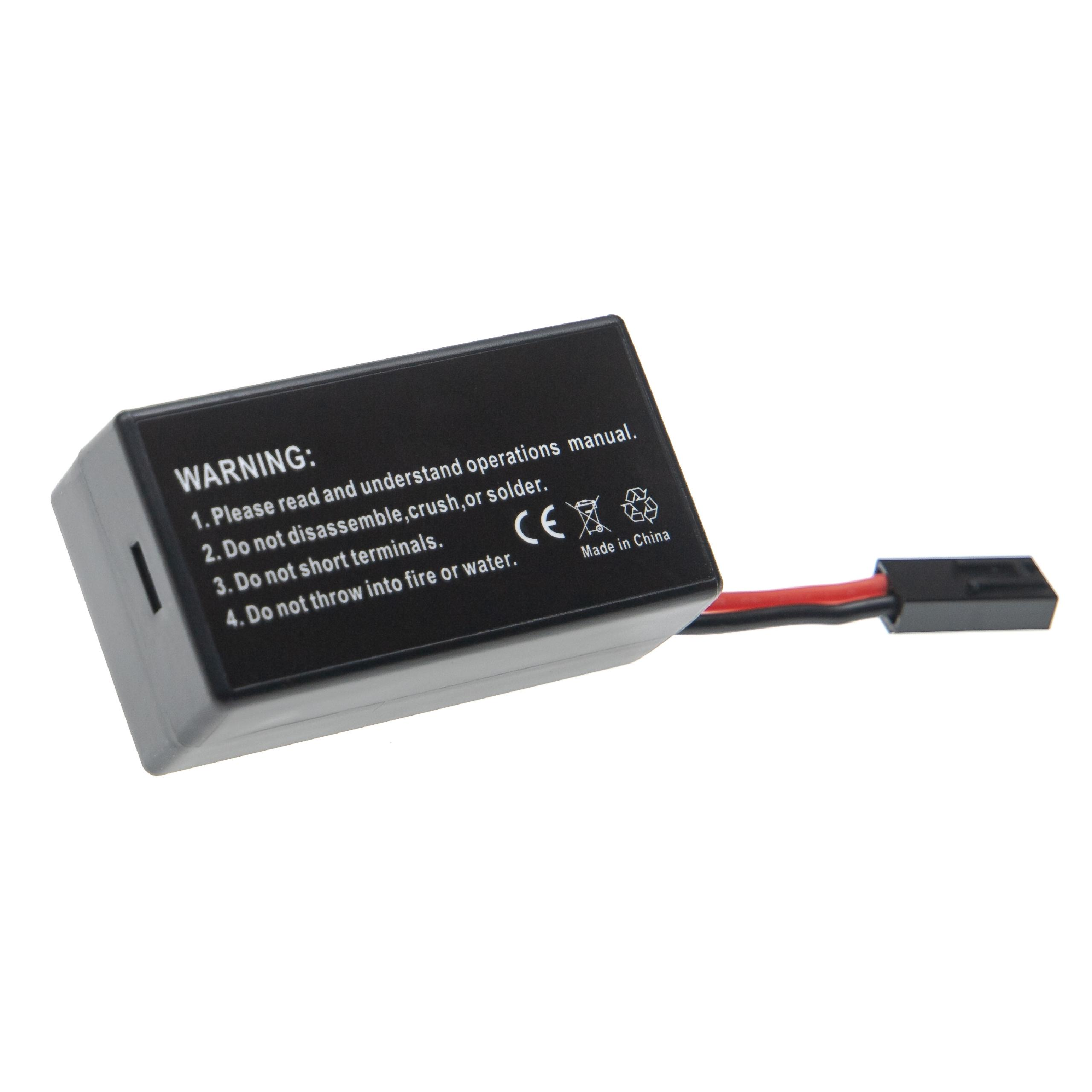 Ein schwarzes elektronisches Bauteil mit Warnhinweisen, einem Stecker und Kabeln. Weißer Hintergrund.