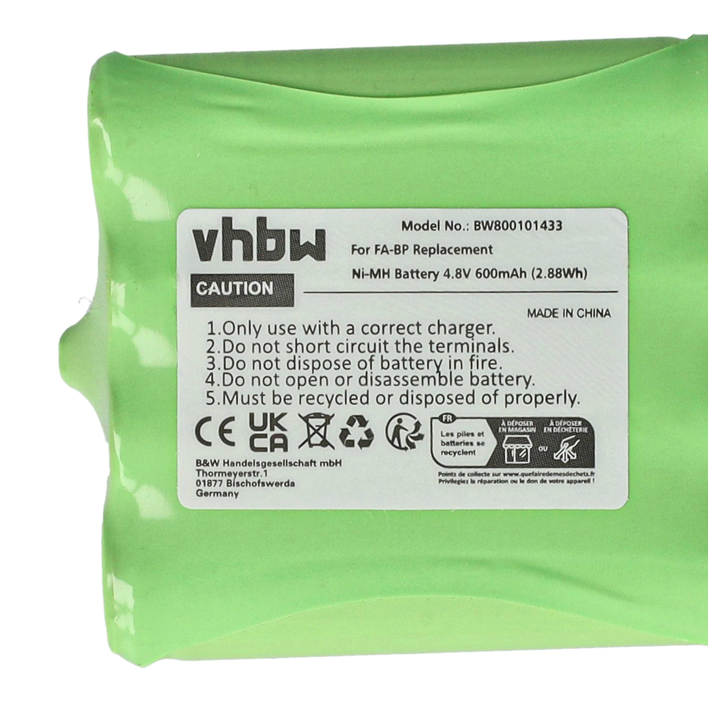 Eine grüne Batterie mit weißem Etikett, das Details, Warnungen und Recycling-Symbole zeigt. Text enthält 'vhbw' und 'Ni-MH Batterie'.