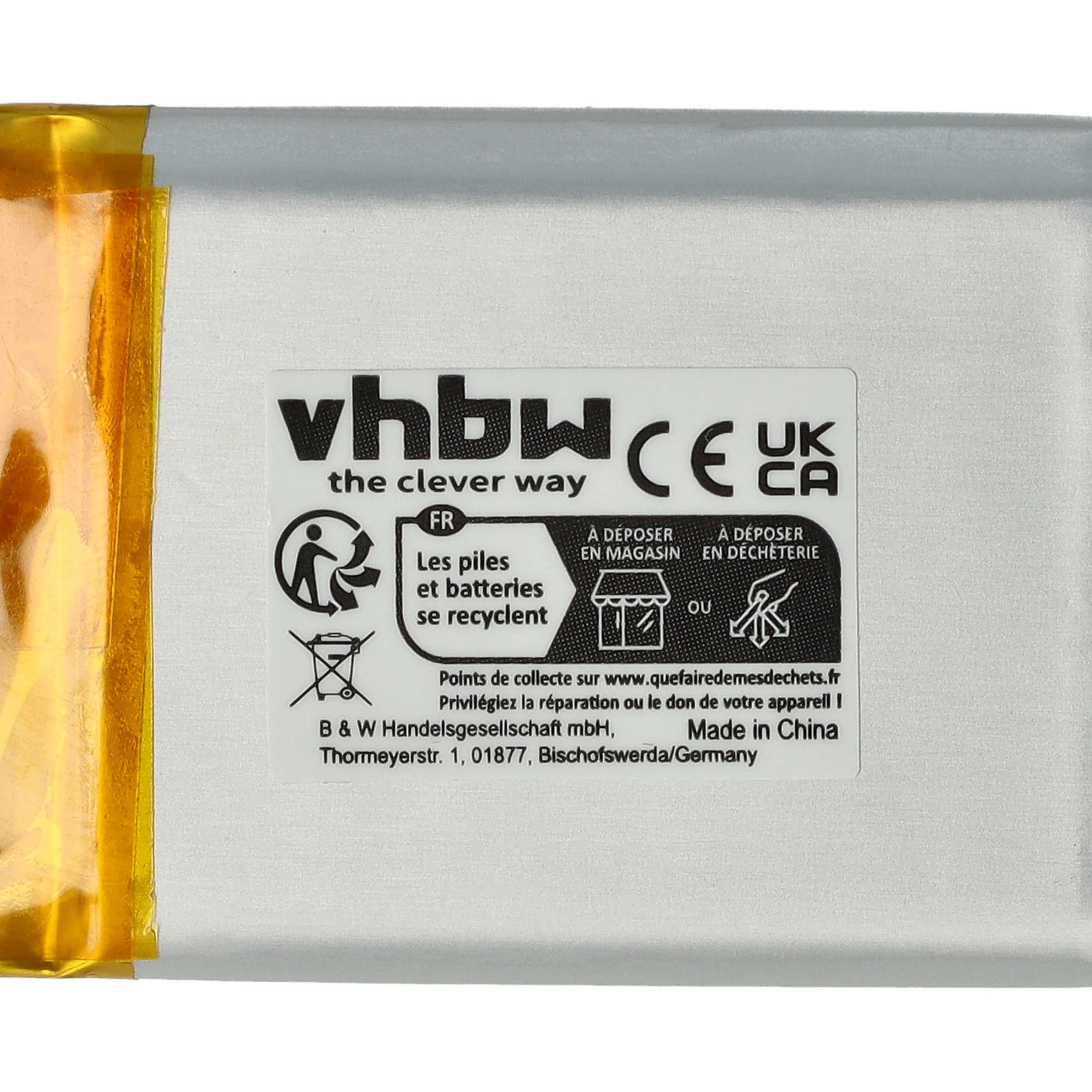 Ein Batterieetikett mit Text in mehreren Sprachen, Recycling-Symbolen und Herstellerinformationen.