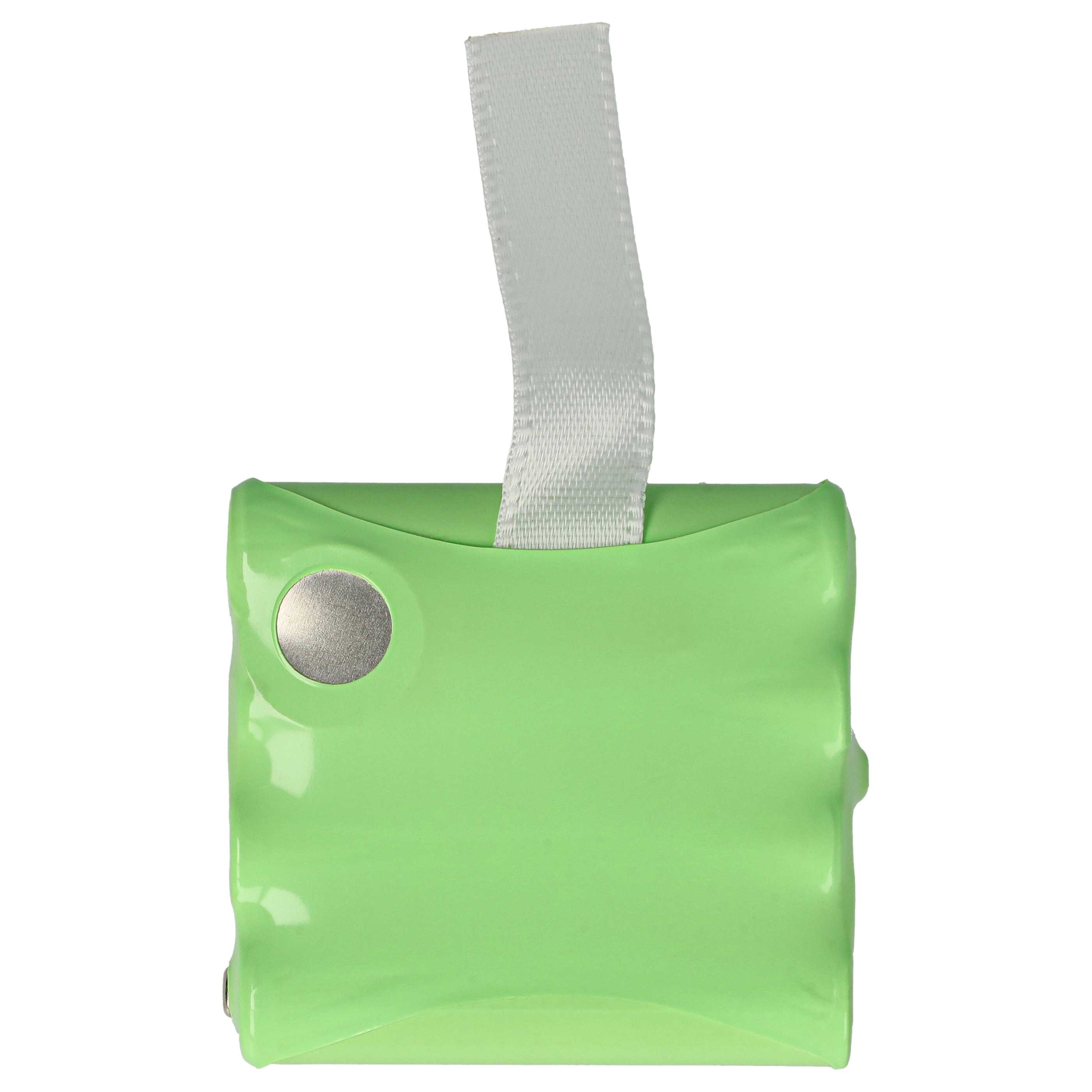 Ein grünes Batteriepack mit einem silbernen Knopf und einem weißen Bandgriff auf weißem Hintergrund.