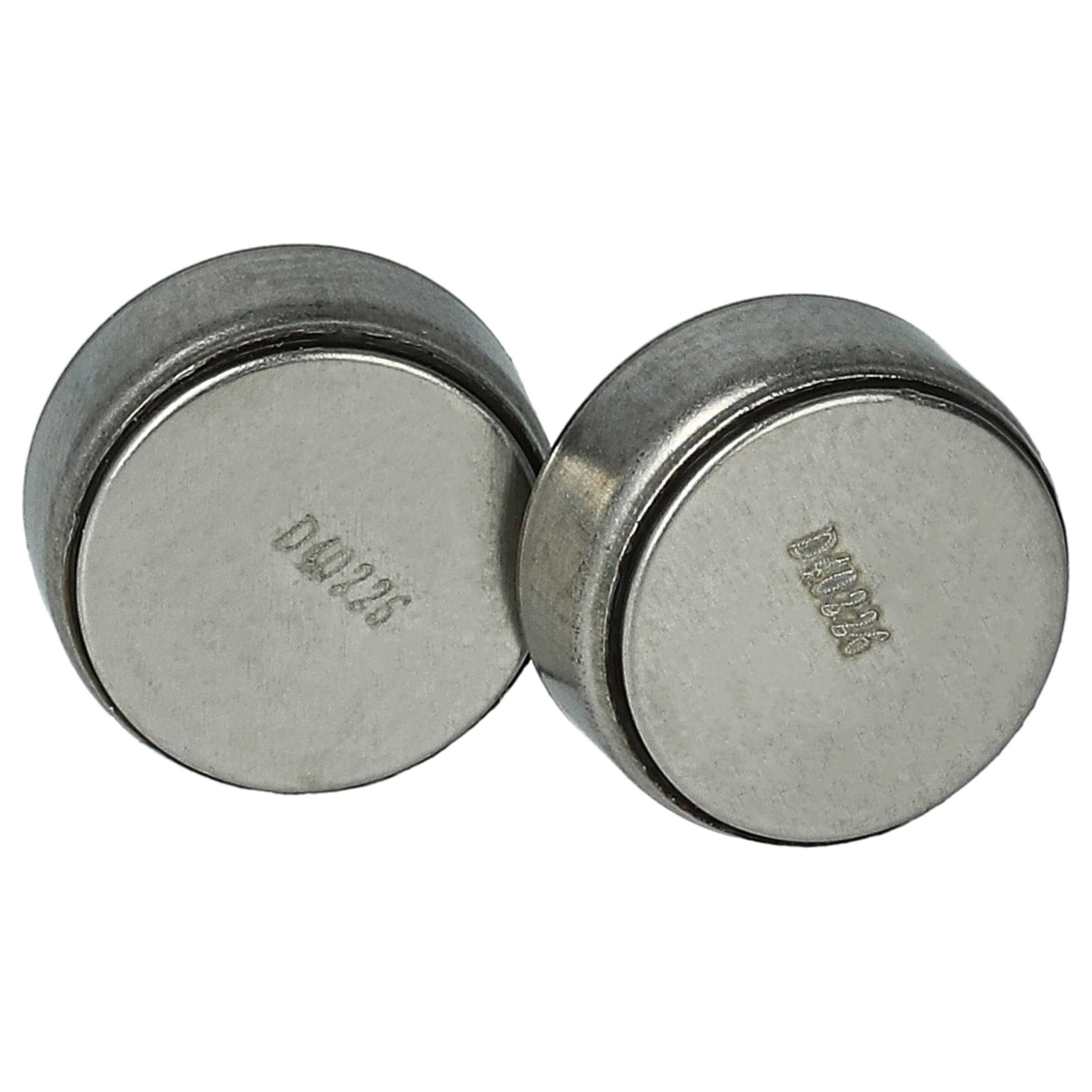 Zwei metallische Objekte werden angezeigt, jedes hat eine abgerundete Oberseite und eine flache, kreisförmige Basis. Die Basis hat die Nummer 'D40226'.
