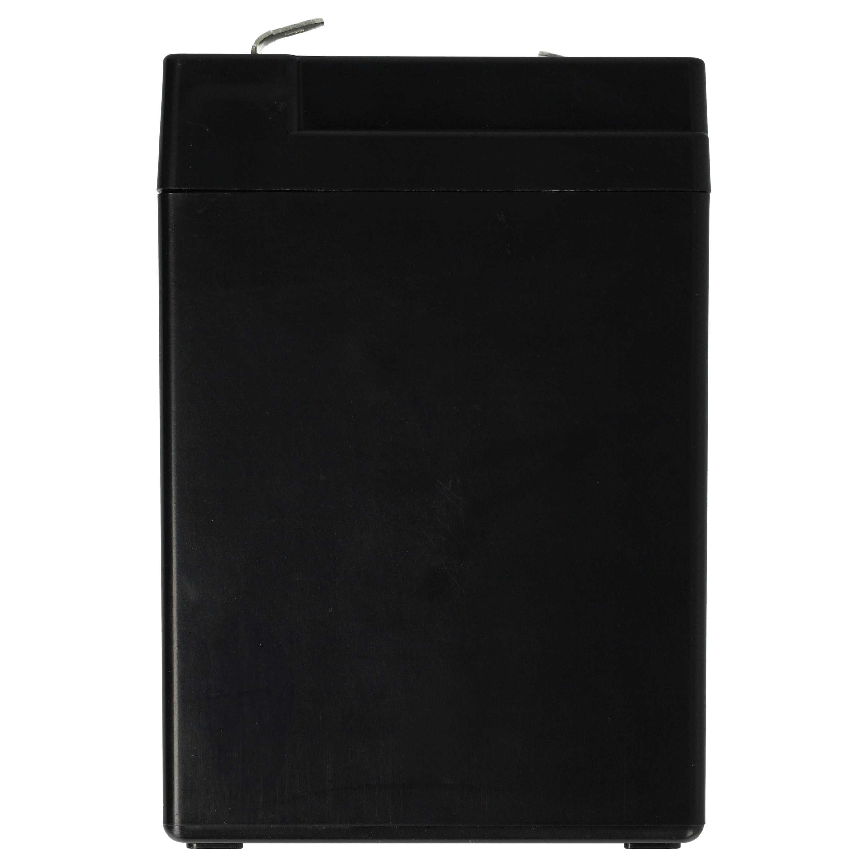Eine schwarze Batterie mit einem Metallanschluss oben ist auf weißem Hintergrund isoliert.