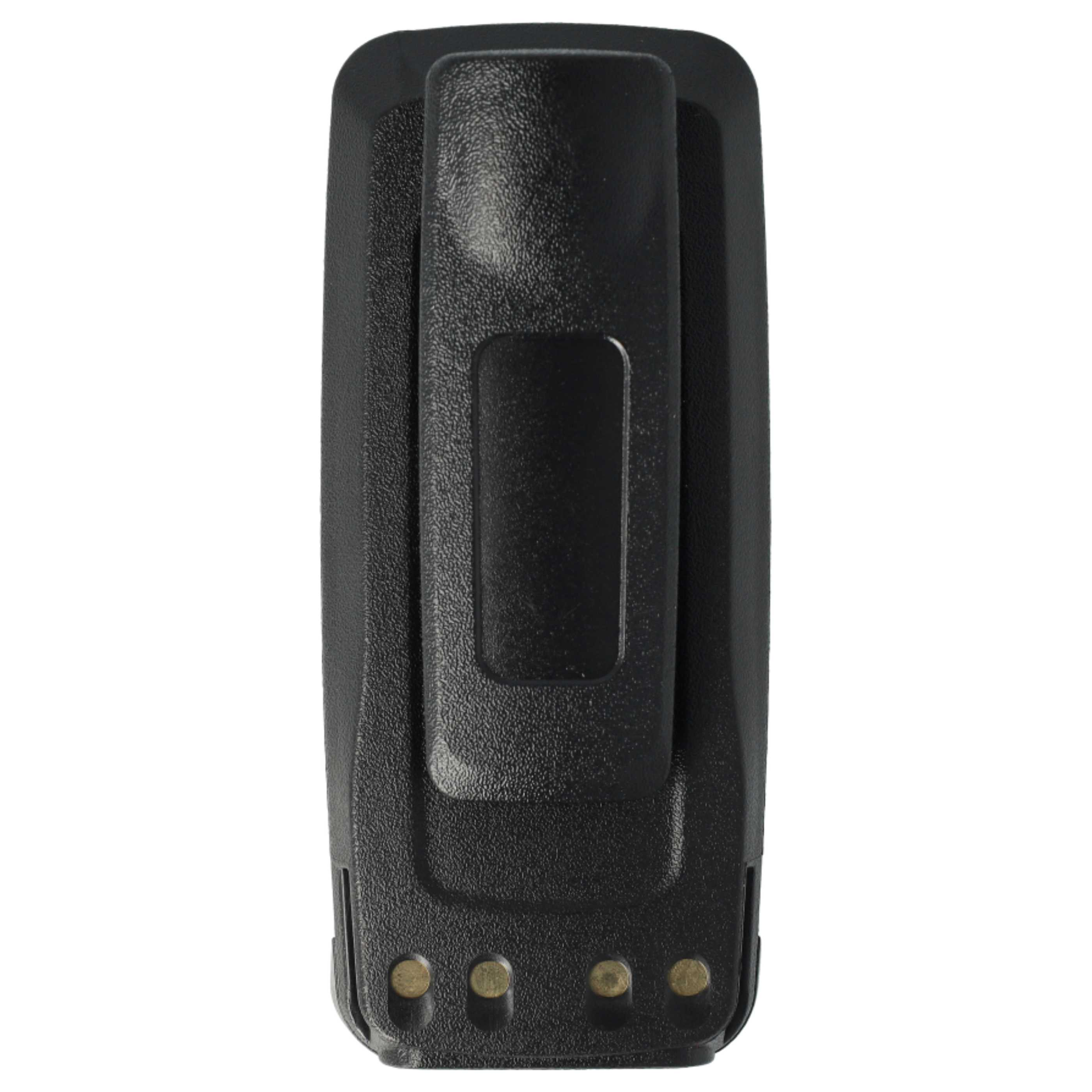 Ein schwarzer Funkgeräte-Akku mit Gürtelclip. Unten hat er drei goldfarbene Kontakte.