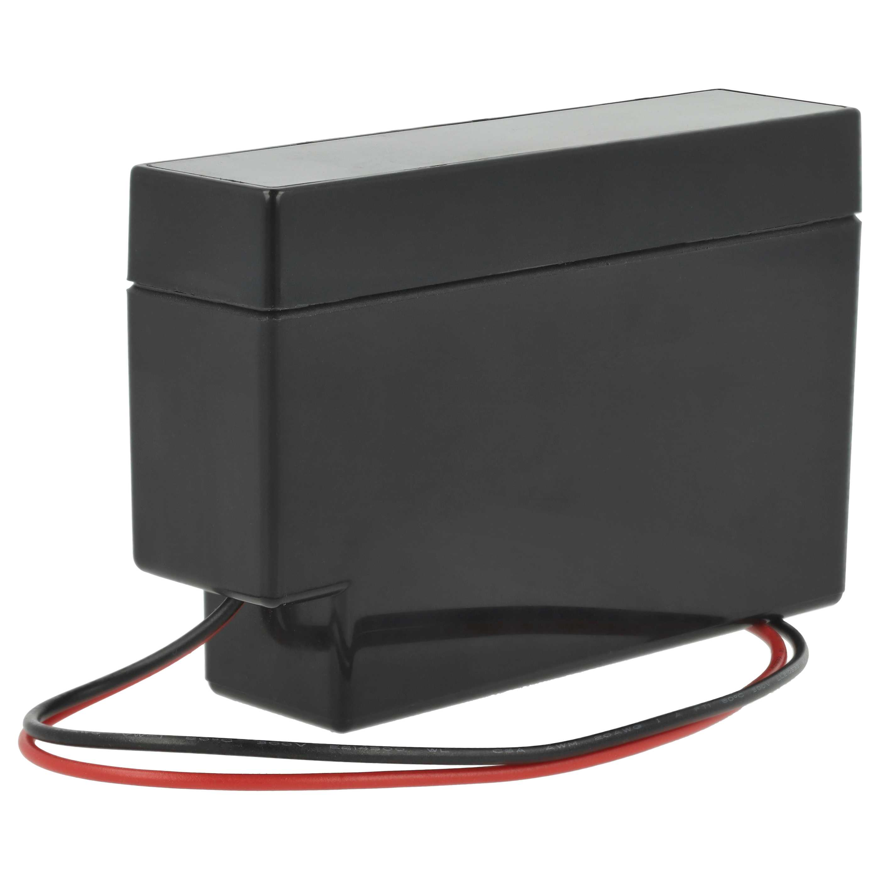Eine schwarze rechteckige Batterie mit schwarzen und roten Drähten, die sich von unten erstrecken. Der Hintergrund ist weiß.