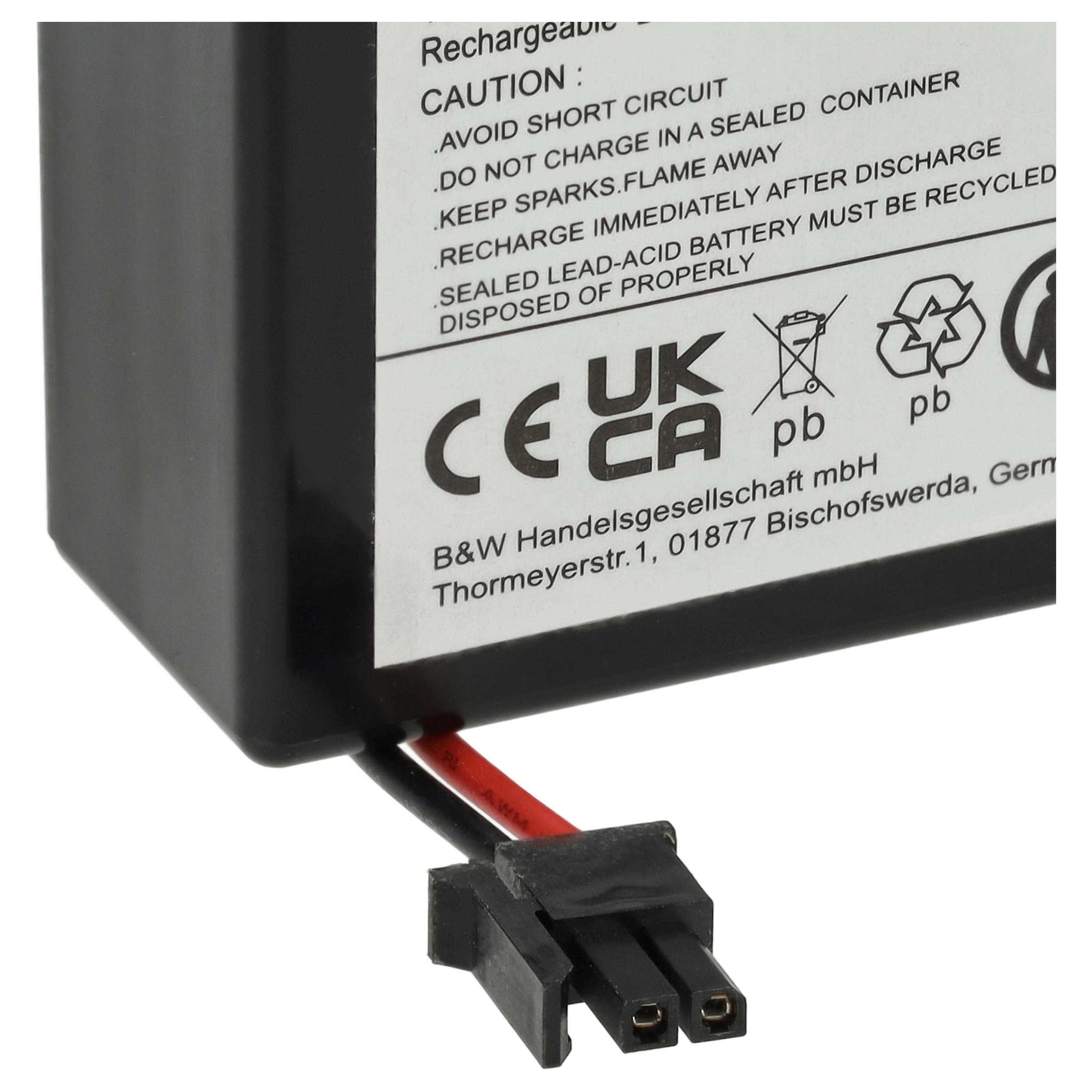 Nahaufnahme einer Batterie mit Warnhinweisen und einem Anschluss. Die Batterie ist schwarz, die Etiketten weiß.