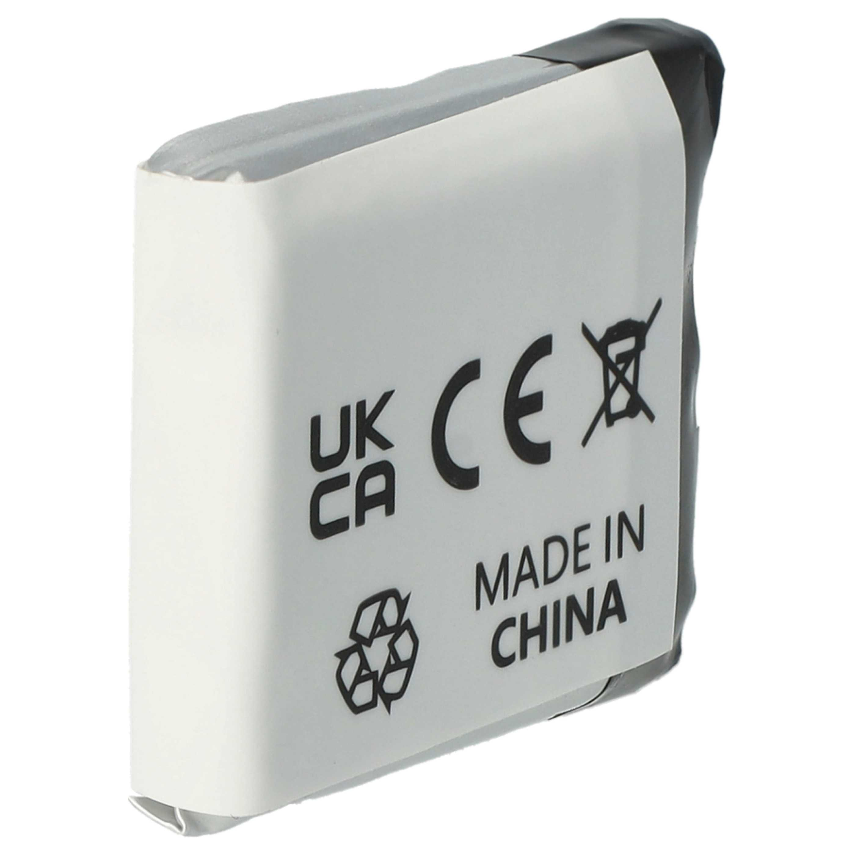 Ein kleiner weiß-schwarzer rechteckiger Akku mit Text und Symbolen, darunter 'Made in China' und ein Recycling-Logo.