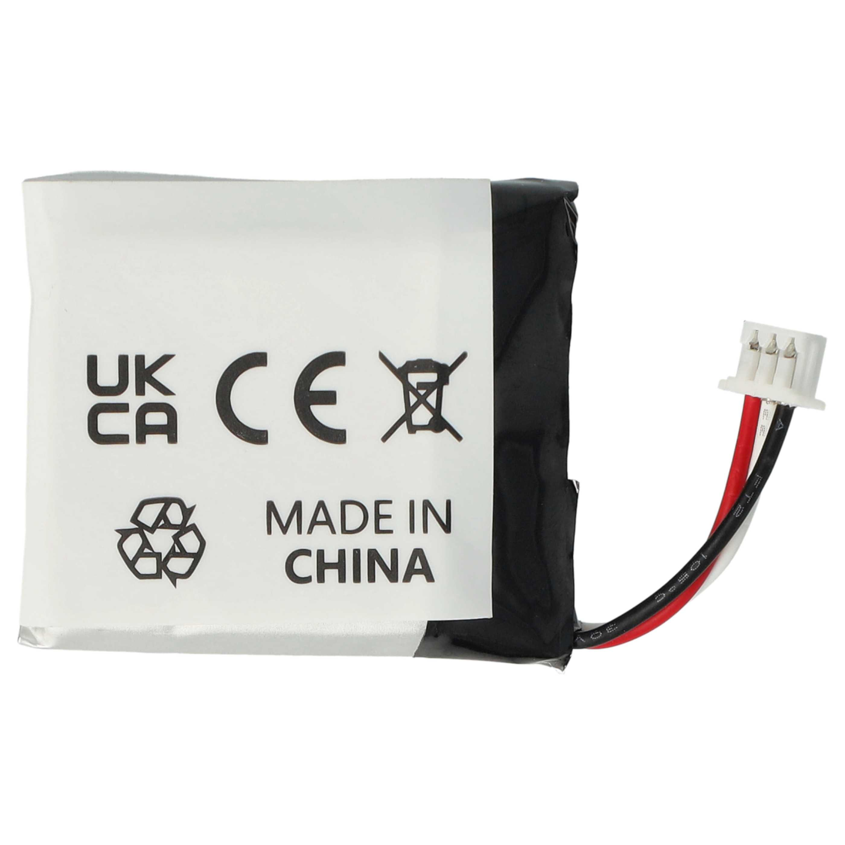 Ein Akku mit weißem Etikett hat UK CA- und CE-Symbole und den Text MADE IN CHINA. Drähte mit roten, schwarzen und weißen Farben.