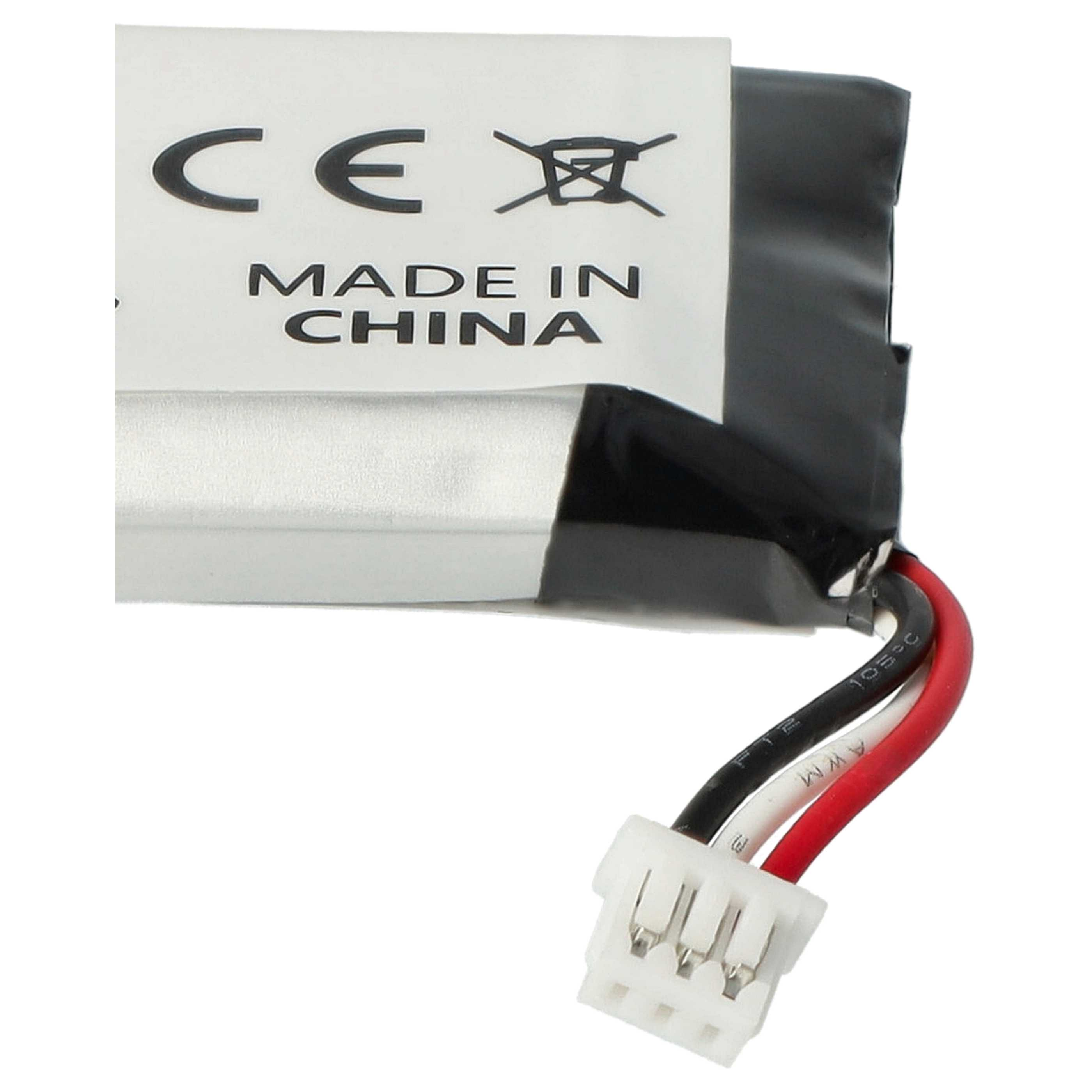 Nahaufnahme einer Batterie. Sie hat ein Etikett mit CE und Made in China. Drähte in Schwarz, Weiß und Rot sind mit einem weißen Stecker verbunden.