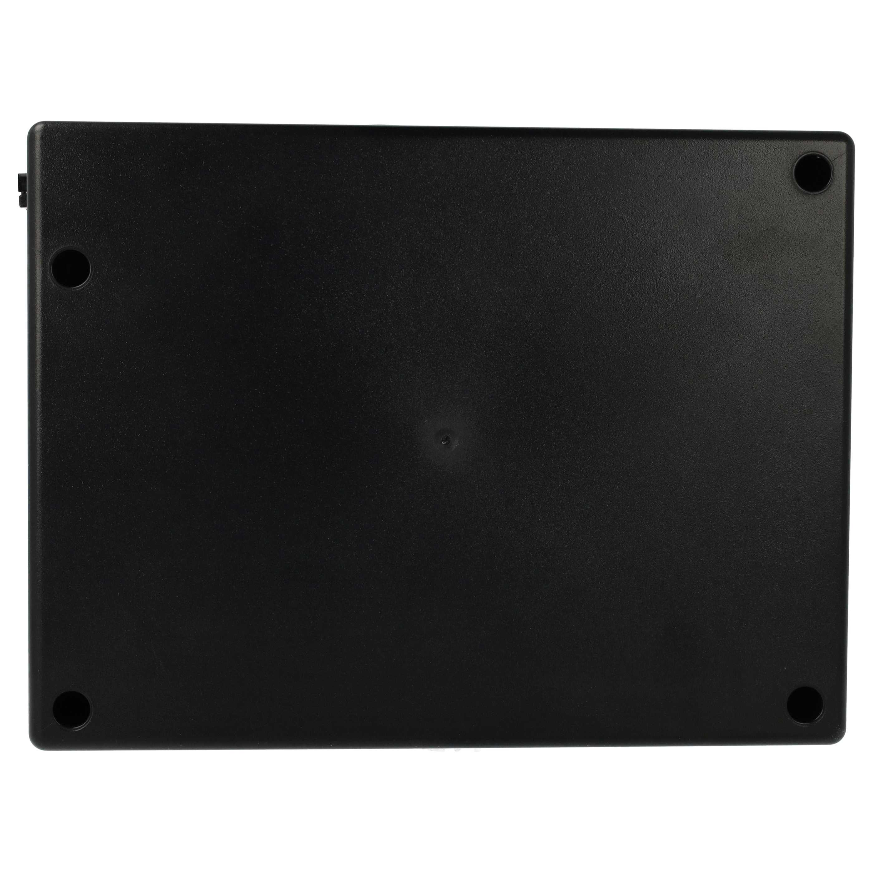 Ein schwarzes rechteckiges Objekt, wahrscheinlich ein Deckel, mit vier kreisförmigen Vertiefungen an den Ecken und einer in der Mitte.