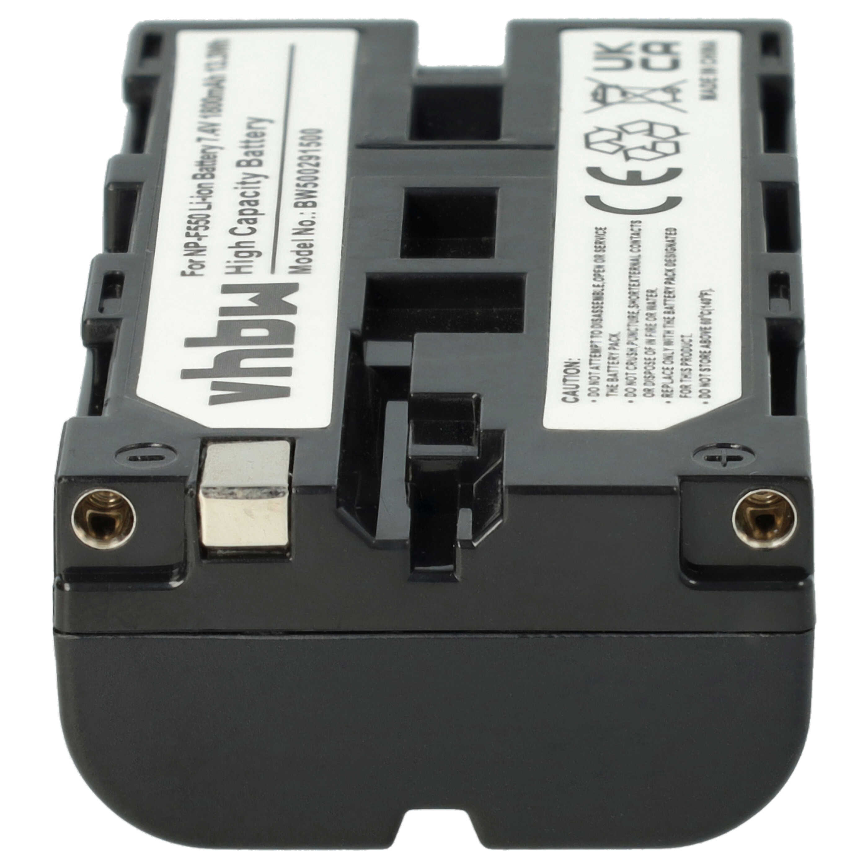 Schwarzer Akku mit weißen Etiketten. Text enthält 'NP-F550', '7.4V' und 'High Capacity Battery'. Er hat zwei Metallkontaktpunkte.