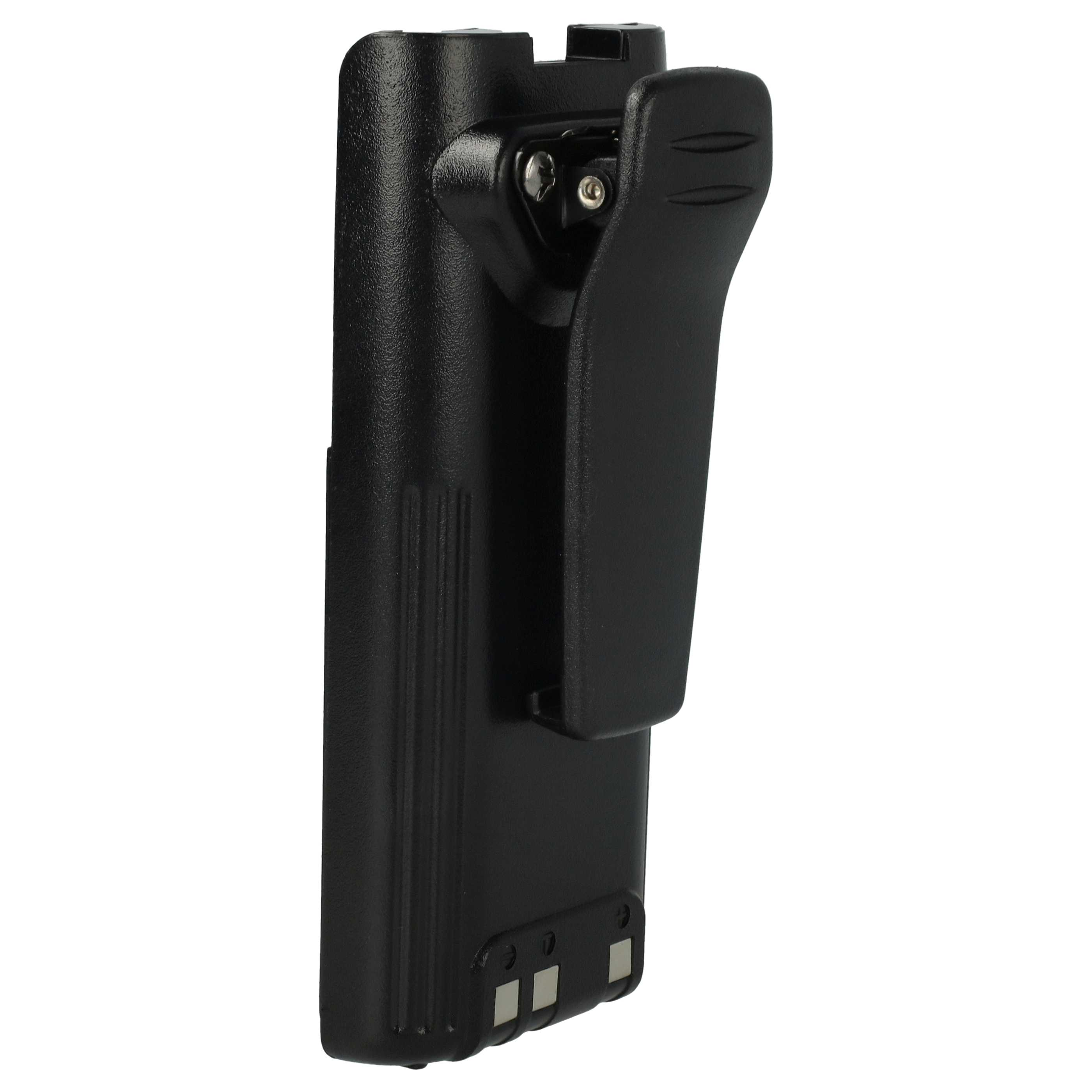Schwarzer Funkgeräte-Akku mit Gürtelclip, Seitenansicht. Unten sind drei silberne Kontaktpunkte sichtbar.
