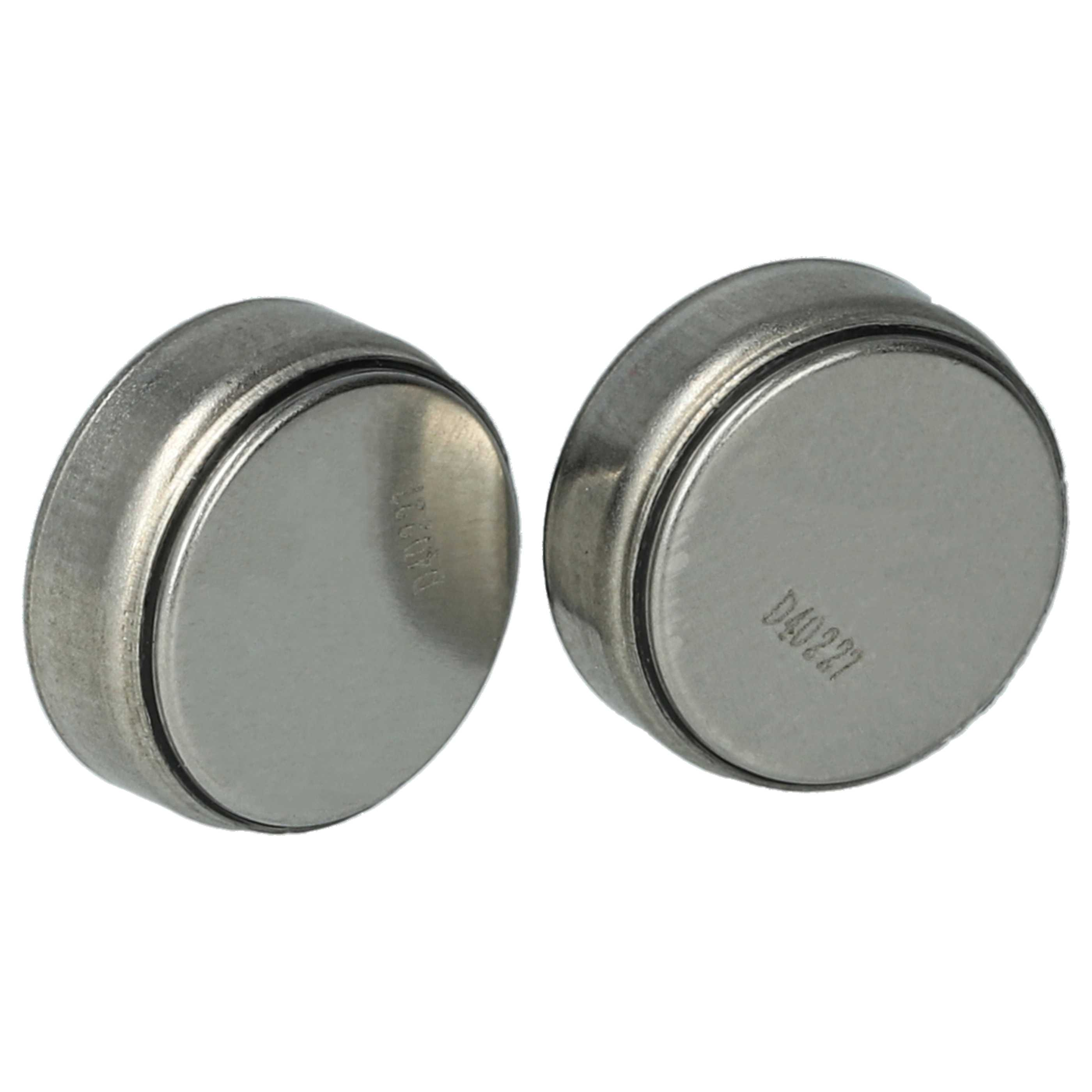 Zwei metallische, knopfförmige Batterien. Eine hat die Nummer D40227.
