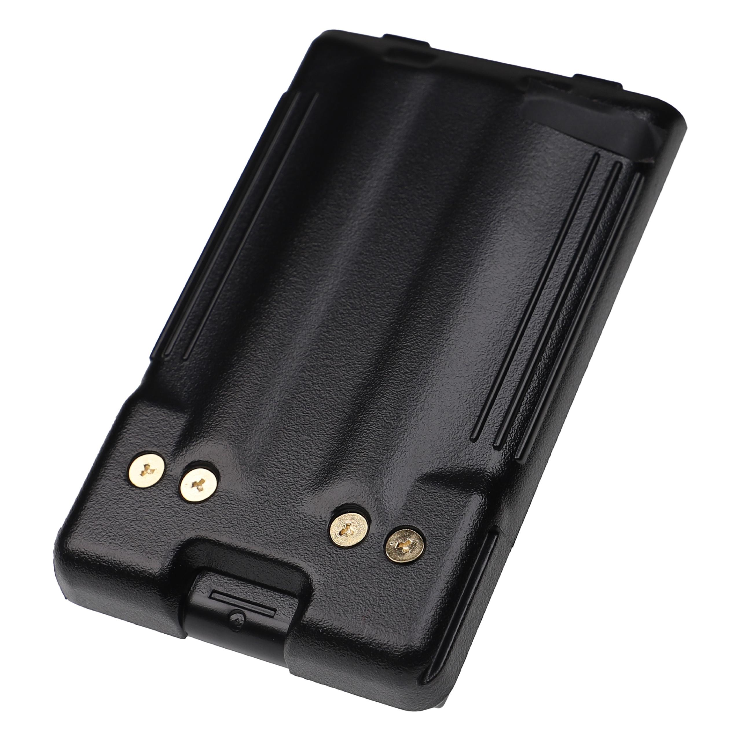 Ein schwarzes Funkbatteriepack. Es hat drei goldene Schrauben und vertikale Rippen. Der Hintergrund ist weiß.
