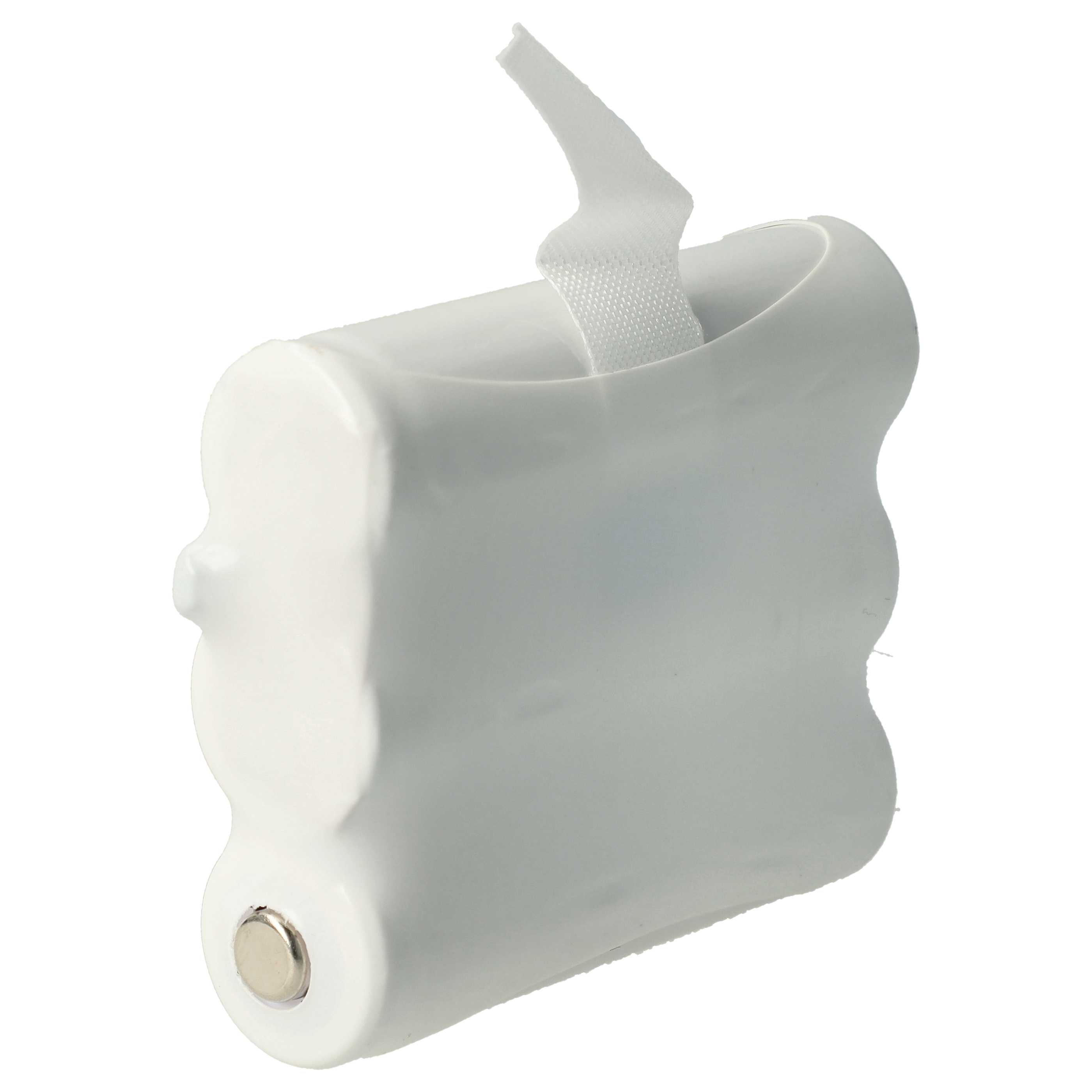 Ein weißes Batteriepack mit einem silbernen Anschluss und einem weißen Riemen, der sich nach oben erstreckt, isoliert auf weißem Hintergrund.
