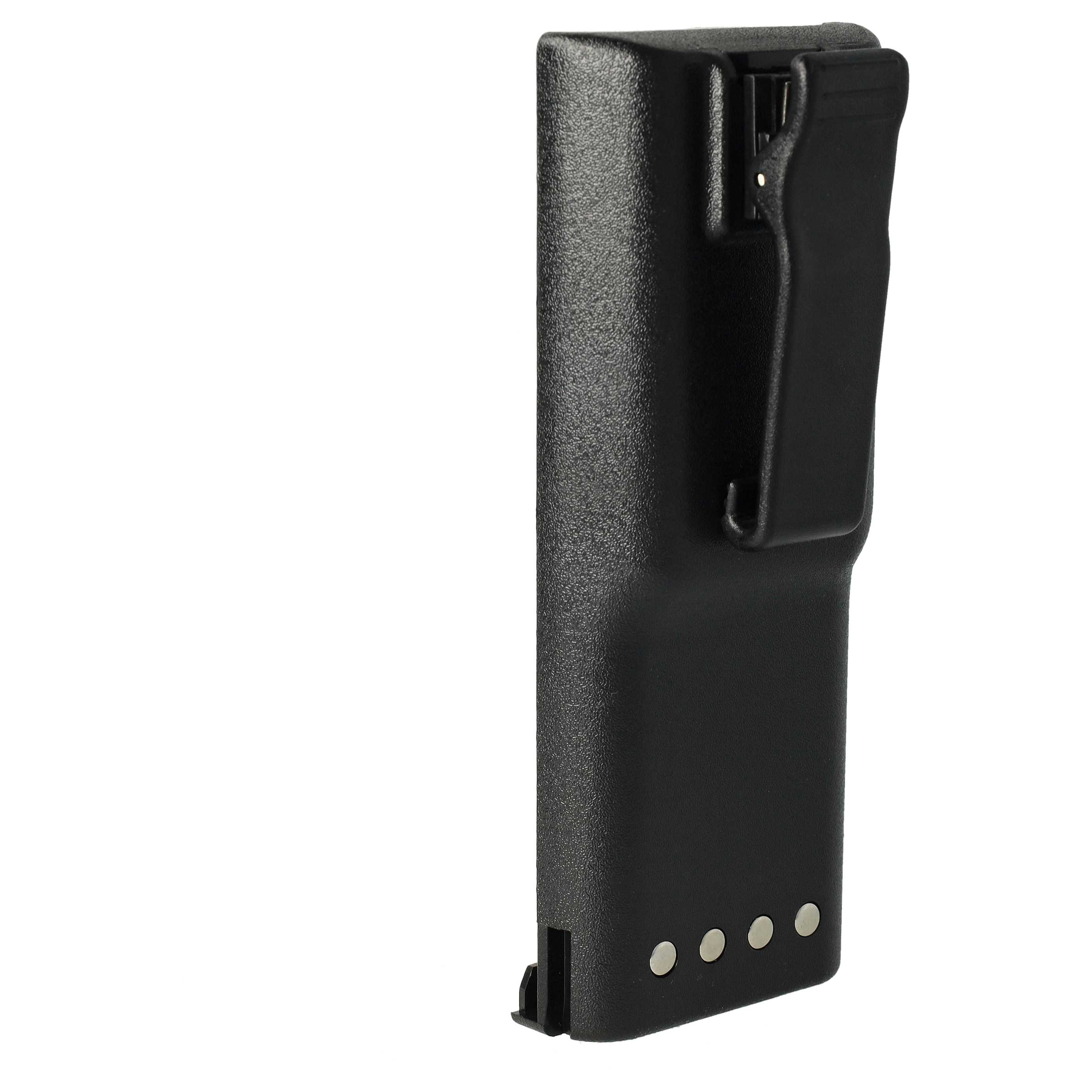 Eine schwarze, strukturierte Batteriebox mit Gürtelclip. Am Boden sind drei silberne Kontakte sichtbar. Der Hintergrund ist weiß.
