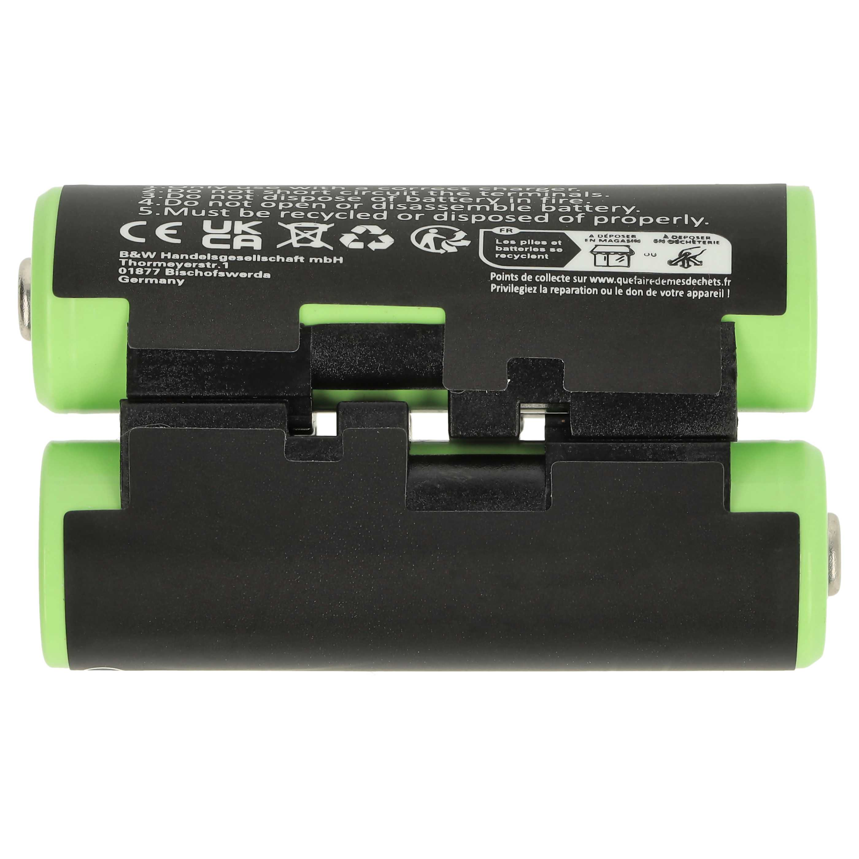Zwei grüne Batterien sind gestapelt, mit Etiketten und Recycling-Symbolen. Weißer Hintergrund.