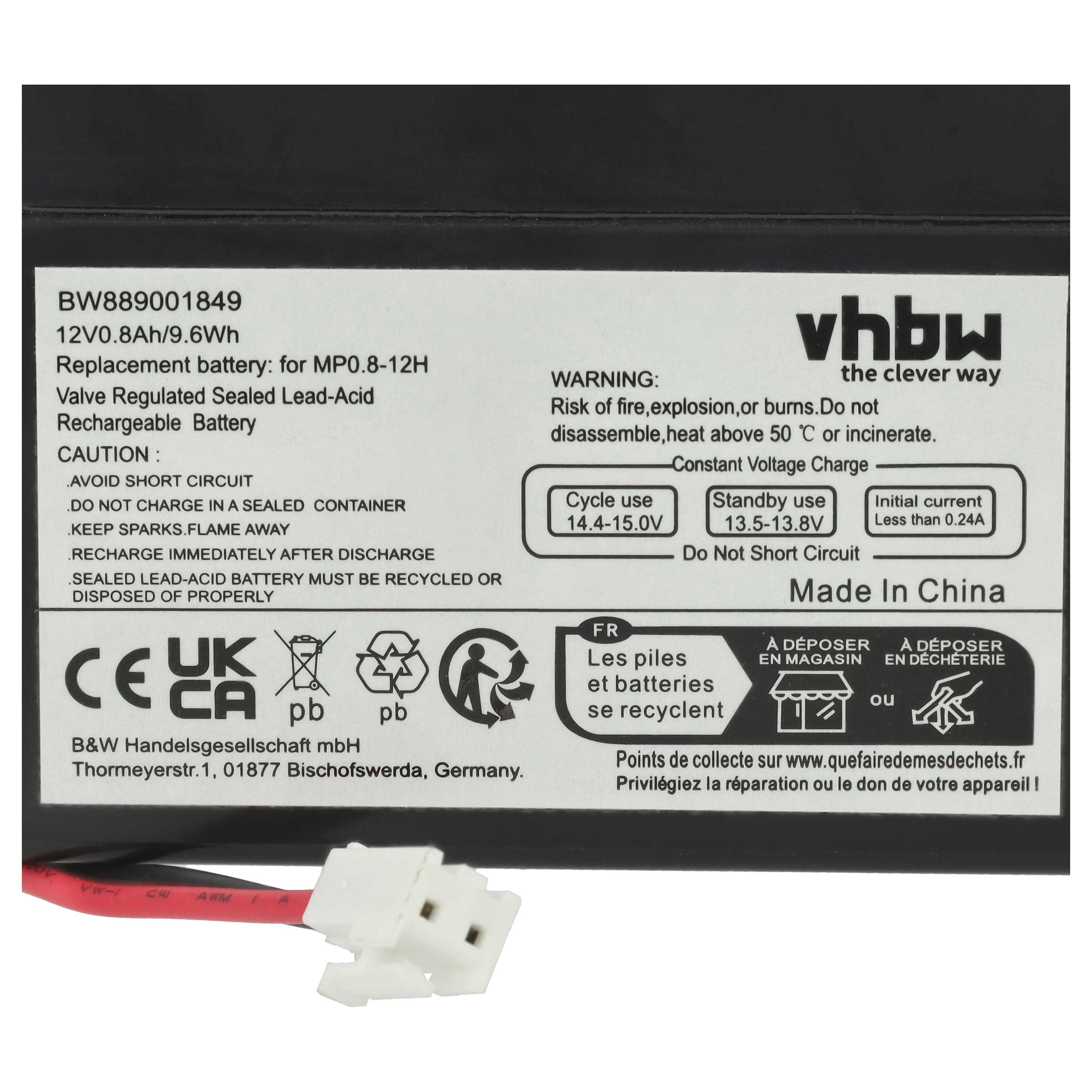 Schwarze Batterie mit weißem Text. Text beinhaltet Warnungen, Spezifikationen und Recycling-Symbole. Rote und weiße Kabel mit Stecker sichtbar.