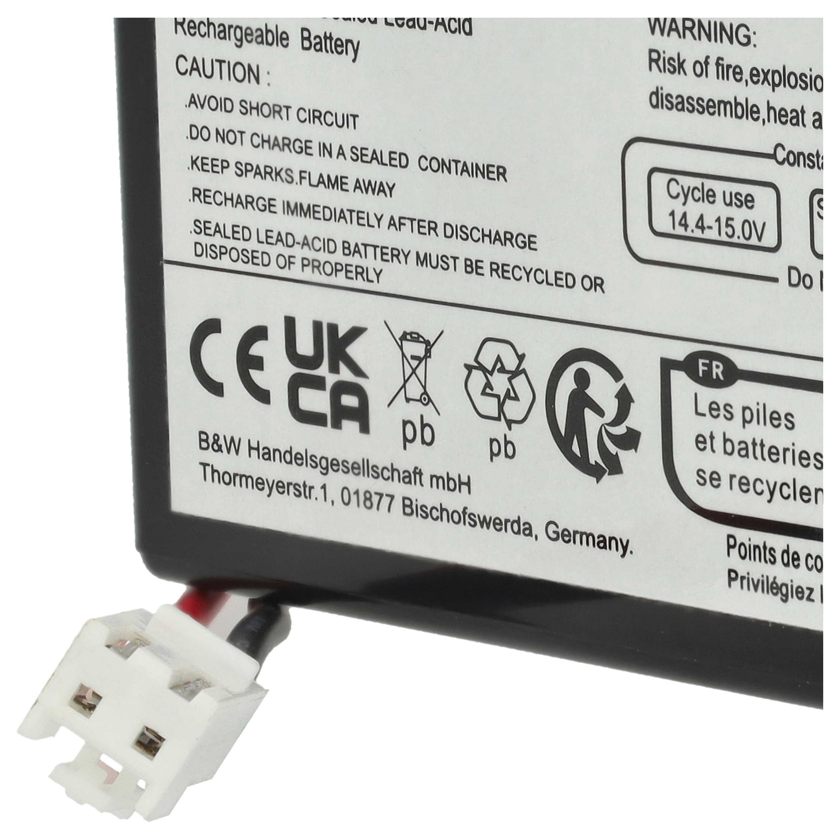 Nahaufnahme einer Batterie mit Warnhinweisen. Unten befindet sich ein weißer Stecker. Text enthält Warnungen und Recyclingsymbole.