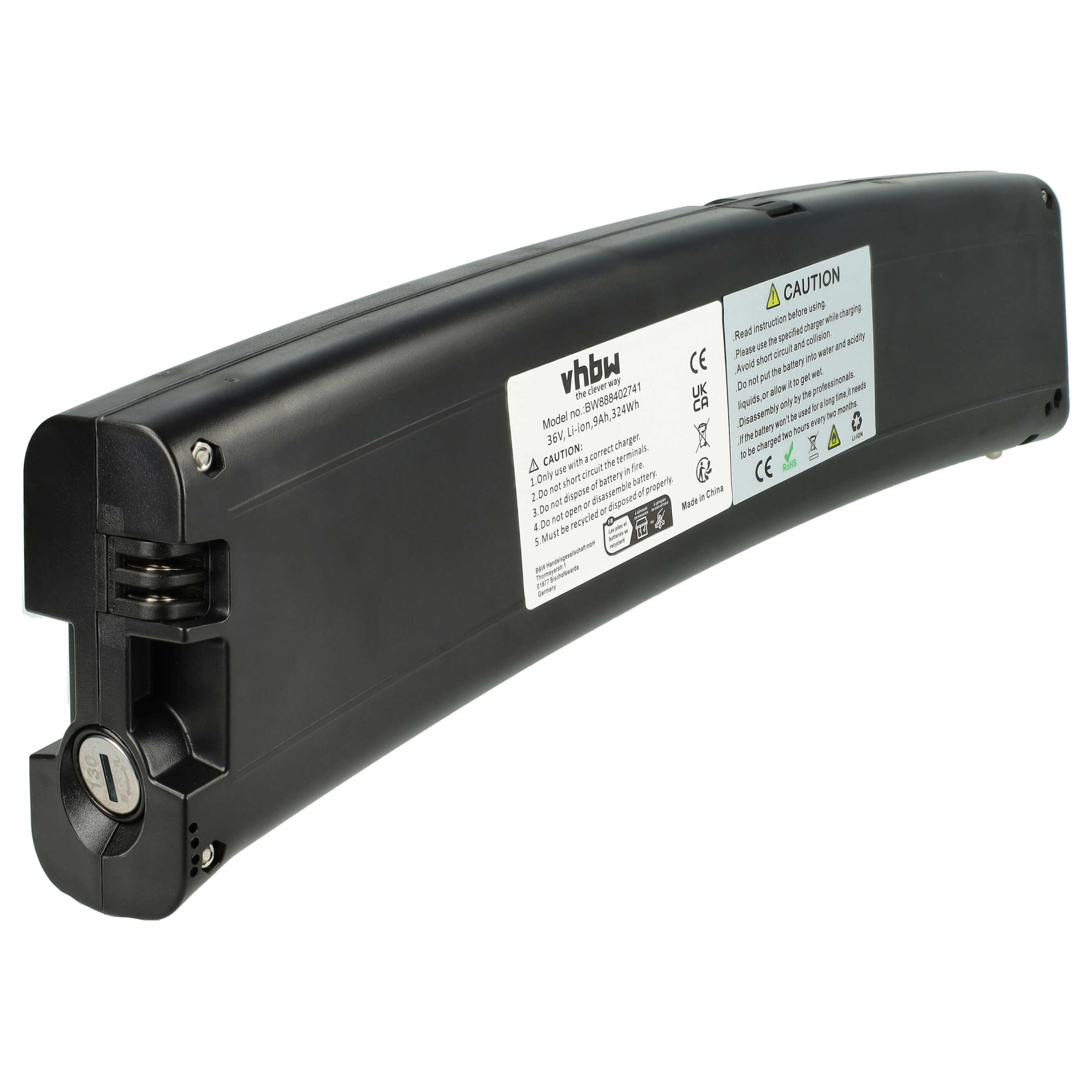 Ein schwarzes Batteriepack mit Warnhinweisen und einem Schlüsselschlitz vor weißem Hintergrund. Etiketten geben Sicherheitshinweise.