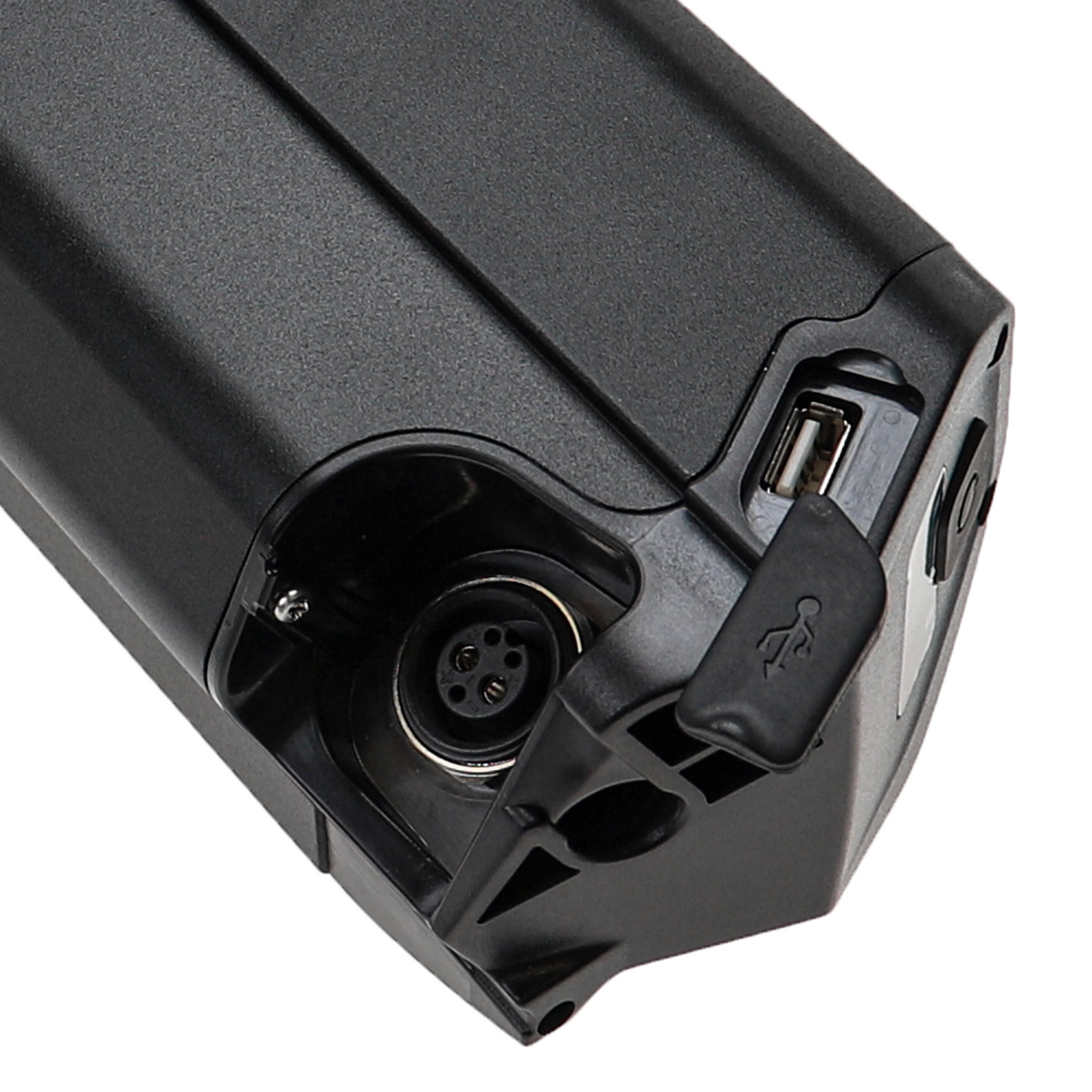 Nahaufnahme eines schwarzen E-Bike-Akkus. Mit Ladeanschluss, USB-Anschluss und verschiedenen Anschlüssen. Weißer Hintergrund.