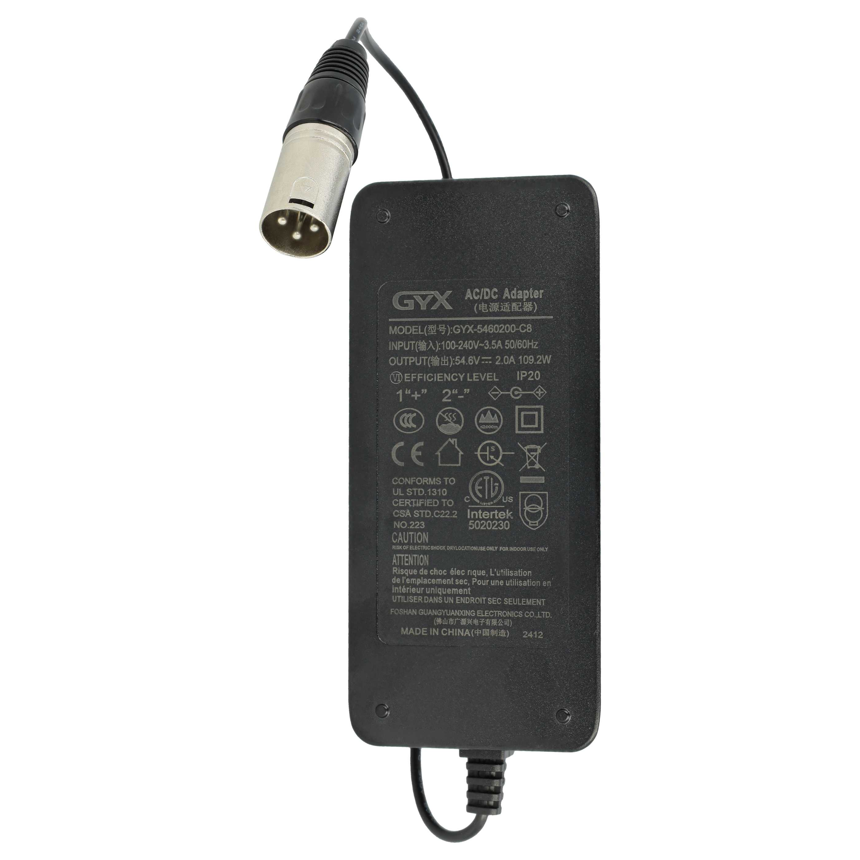 Schwarzer AC/DC-Adapter mit rundem Stecker und Netzkabel. Informationen sind auf dem Adapter aufgedruckt. Weißer Hintergrund.