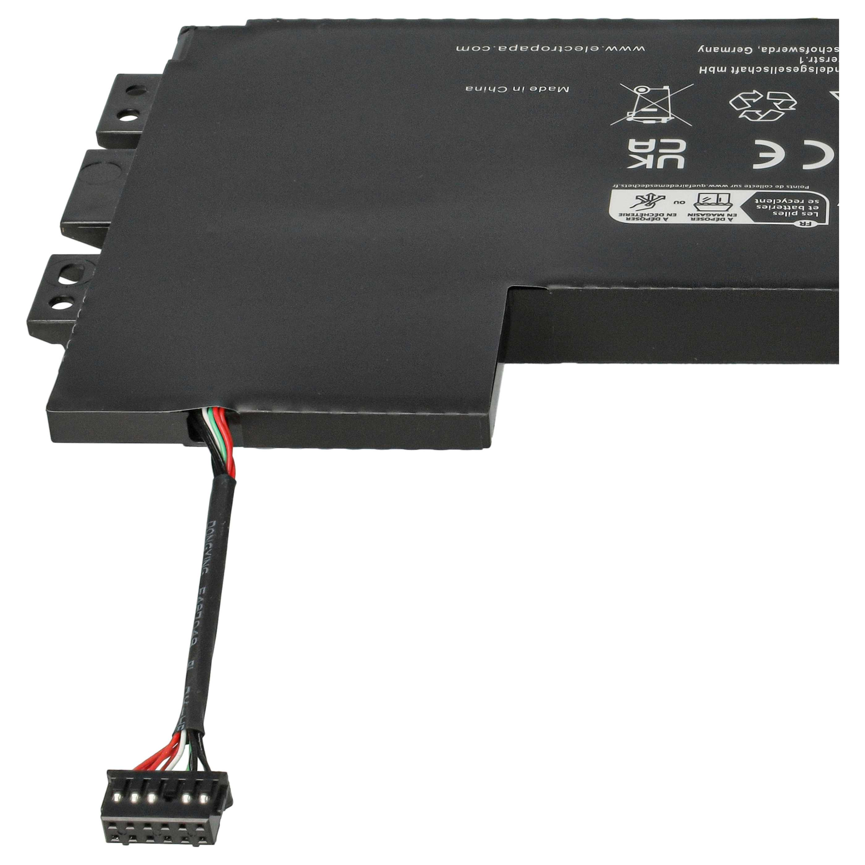 Schwarzer Laptop-Akku mit Stecker, Made in China-Etikett und Recycling-Symbolen.