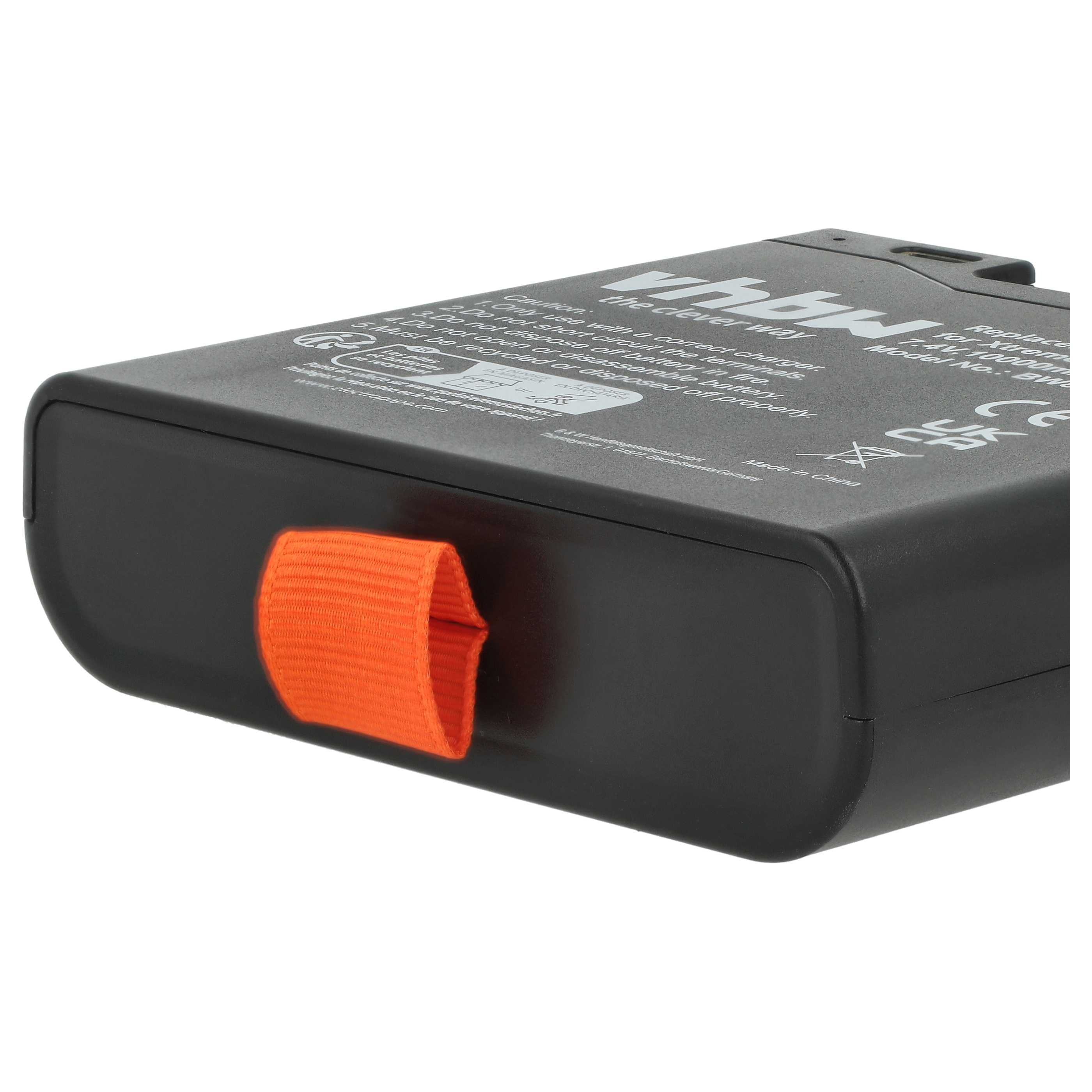 Schwarzer Akku mit orangefarbener Zuglasche. Textdetails zu Spannung, Modell und Vorsicht. Hergestellt in China.