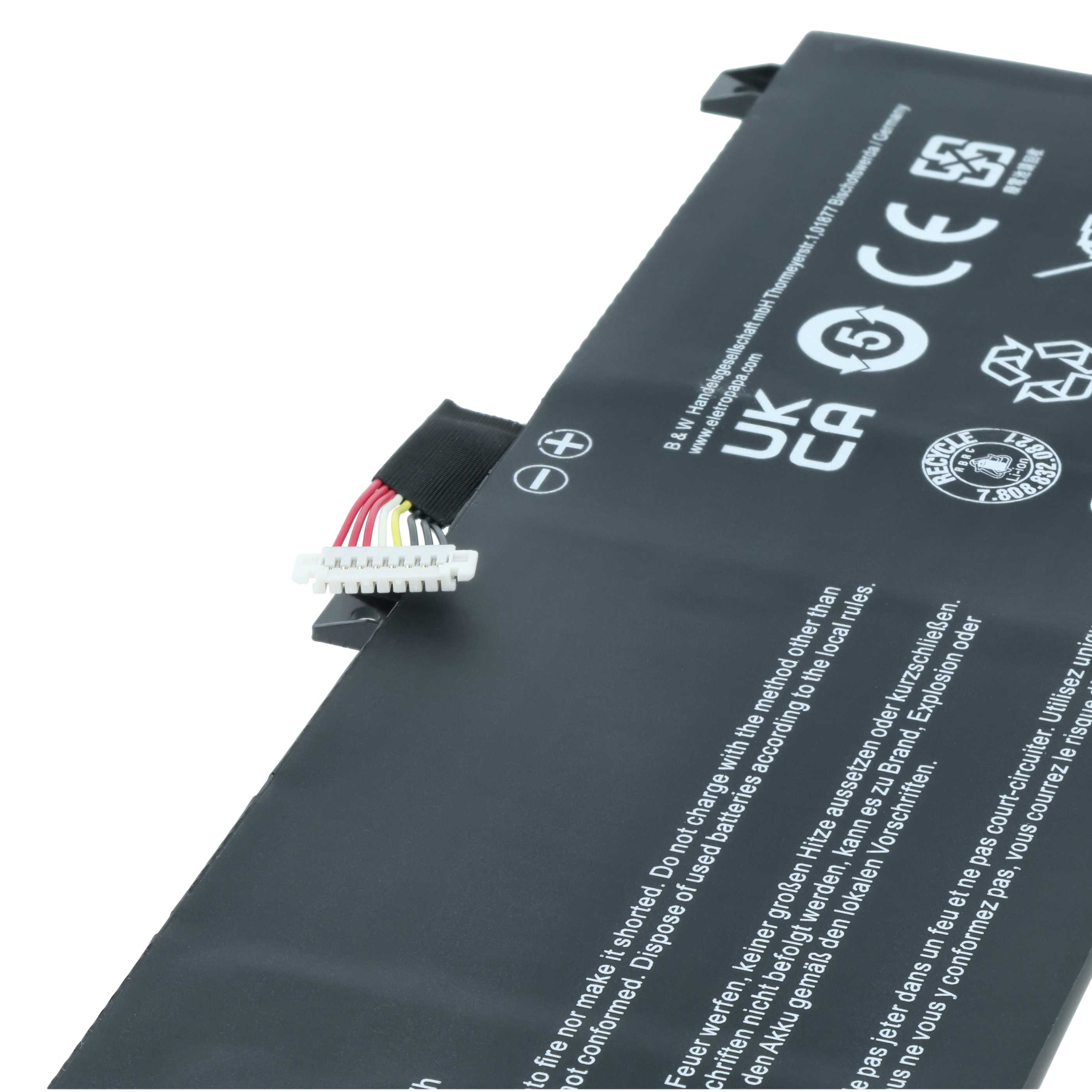 Schwarzer Akku mit weißem Stecker. Text und Symbole sind auf der Oberfläche aufgedruckt. Drähte in verschiedenen Farben sind sichtbar.