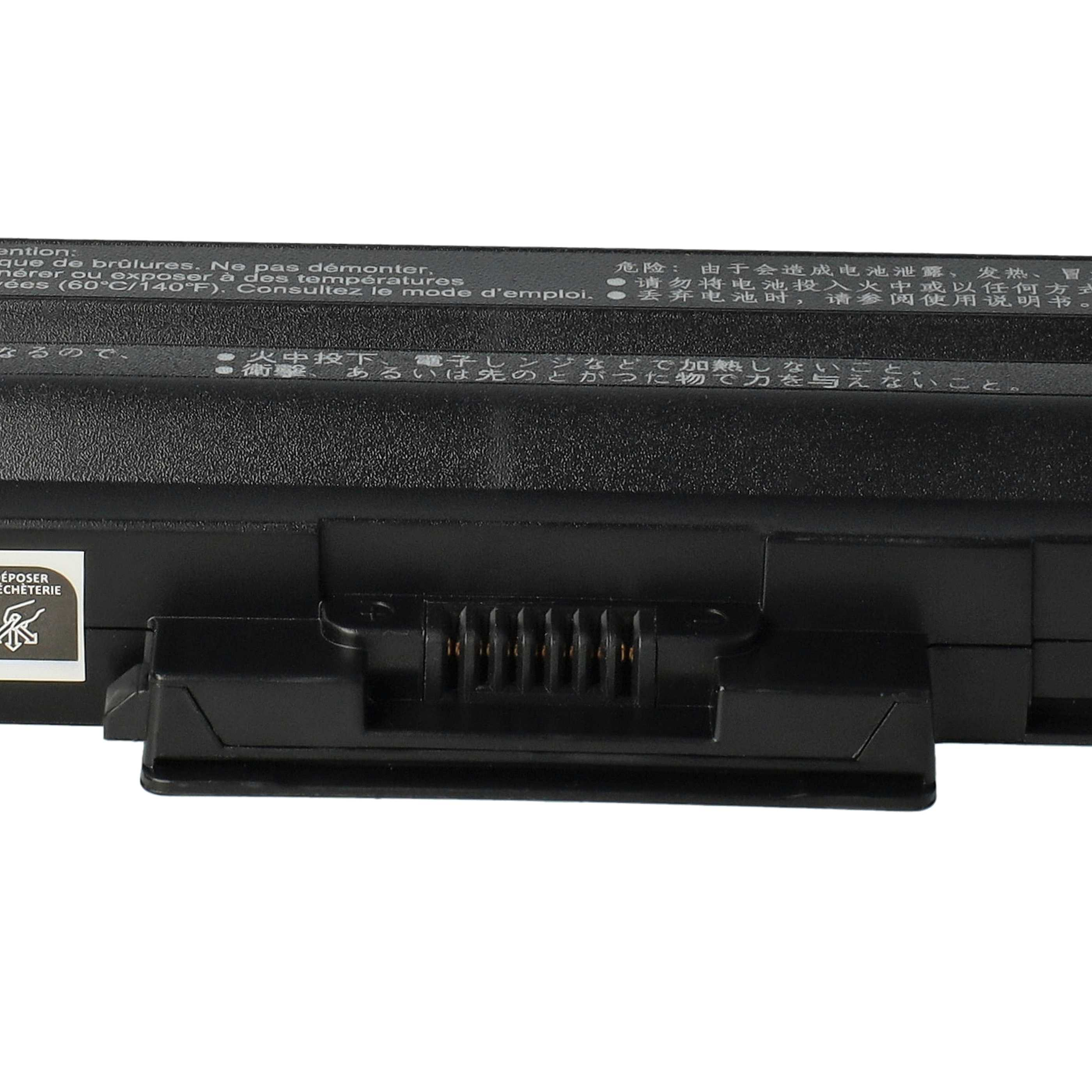 Schwarzer Laptop-Akku mit Warnhinweisen. Stecker und Etikett sind sichtbar. Text in mehreren Sprachen.